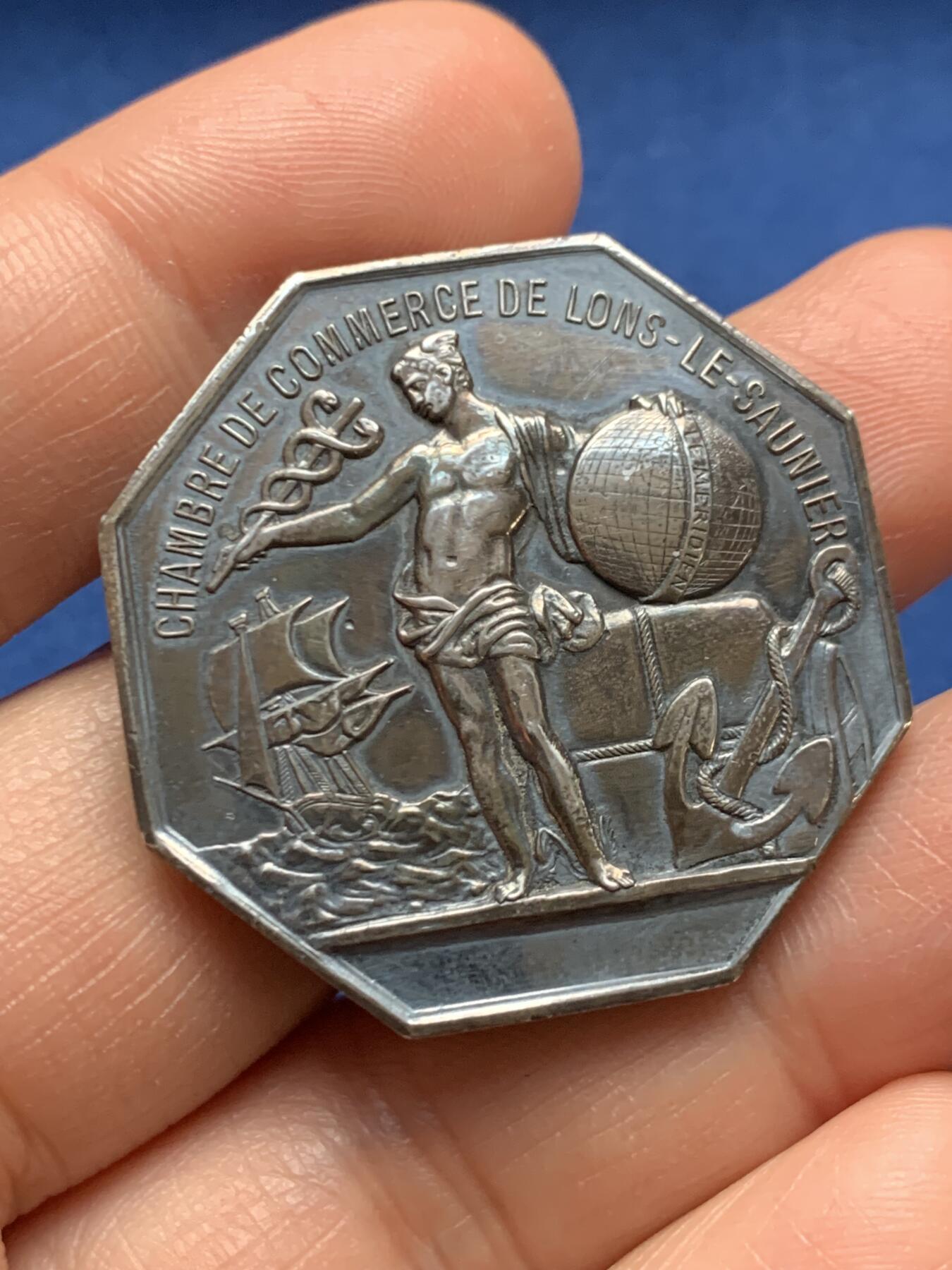 《竞宝斋》第467场 周日，周一 2场连拍 （全场包邮）欢迎送拍 法国Lons-le-saunier市商会银质八角代币，29.95克，35.5mm，名誉品，地球帆船，黑漆古。