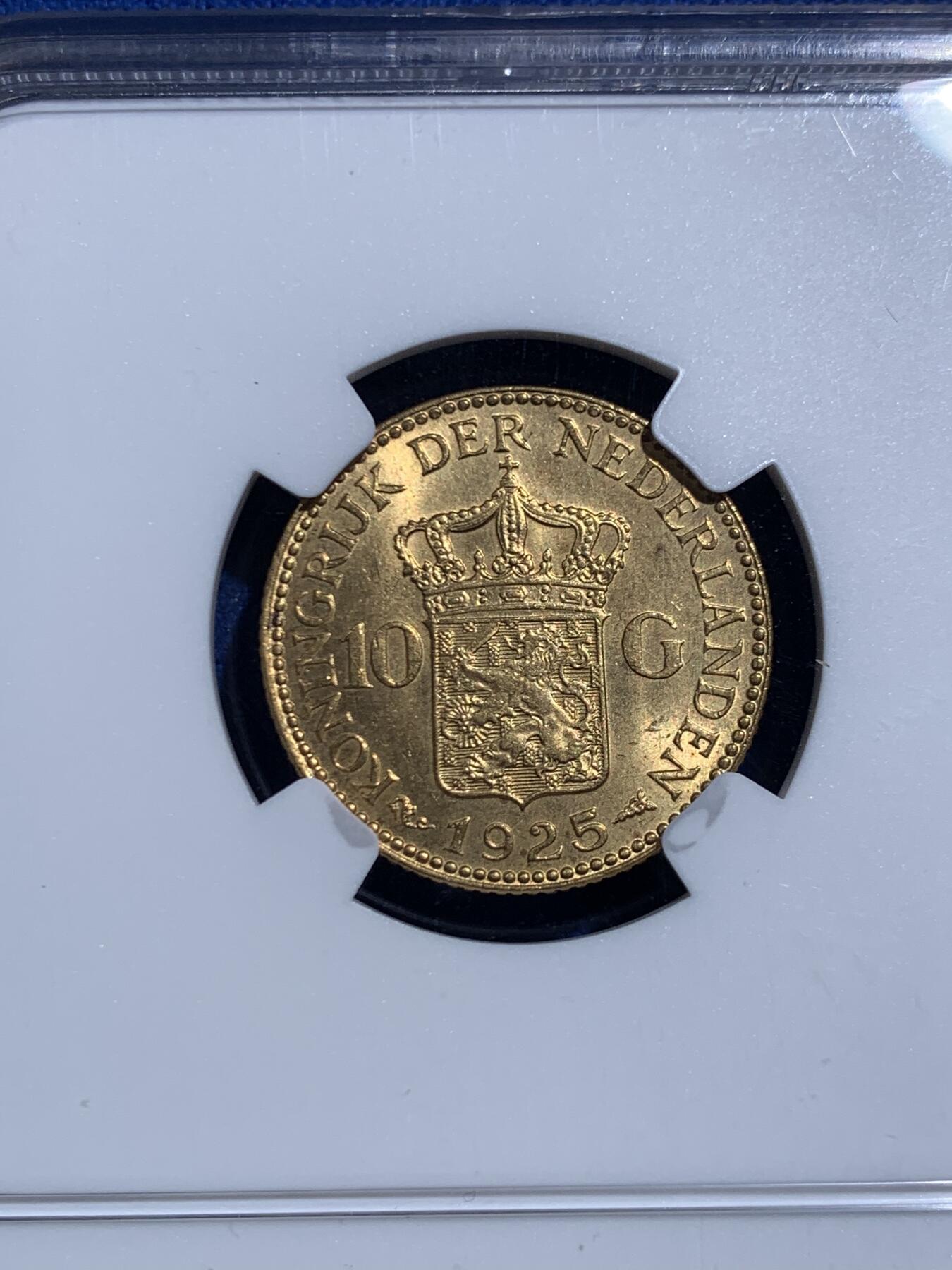 《竞宝斋》第467场 周日，周一 2场连拍 （全场包邮）欢迎送拍 NGC MS64 荷兰1925年威廉明娜女王10盾金币，高分适合收藏，6.72g，900金。
