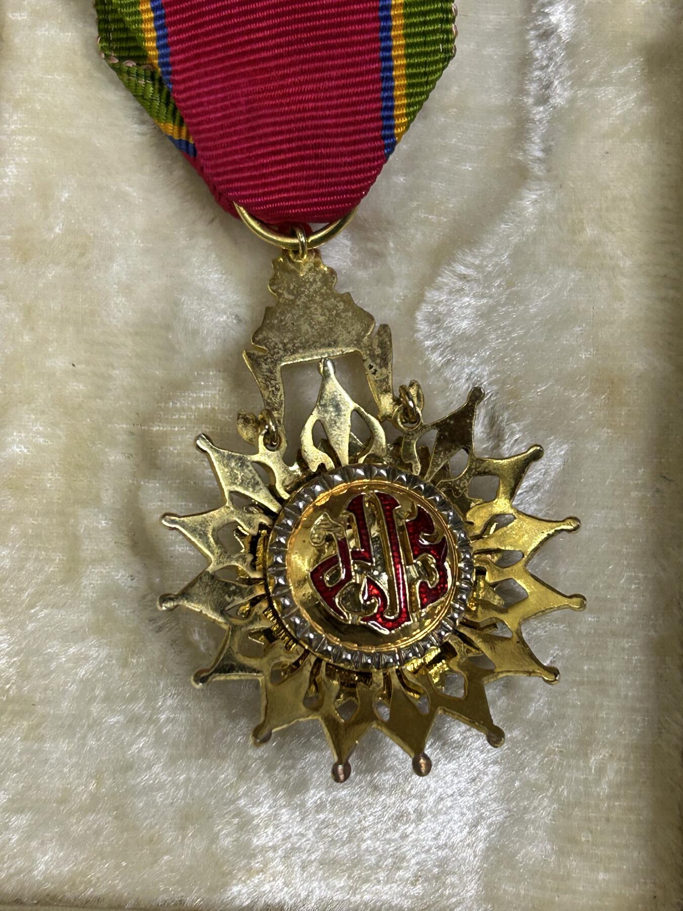 西秦中古拍卖第七十九期  泰国骑士级白象勋章 带原盒