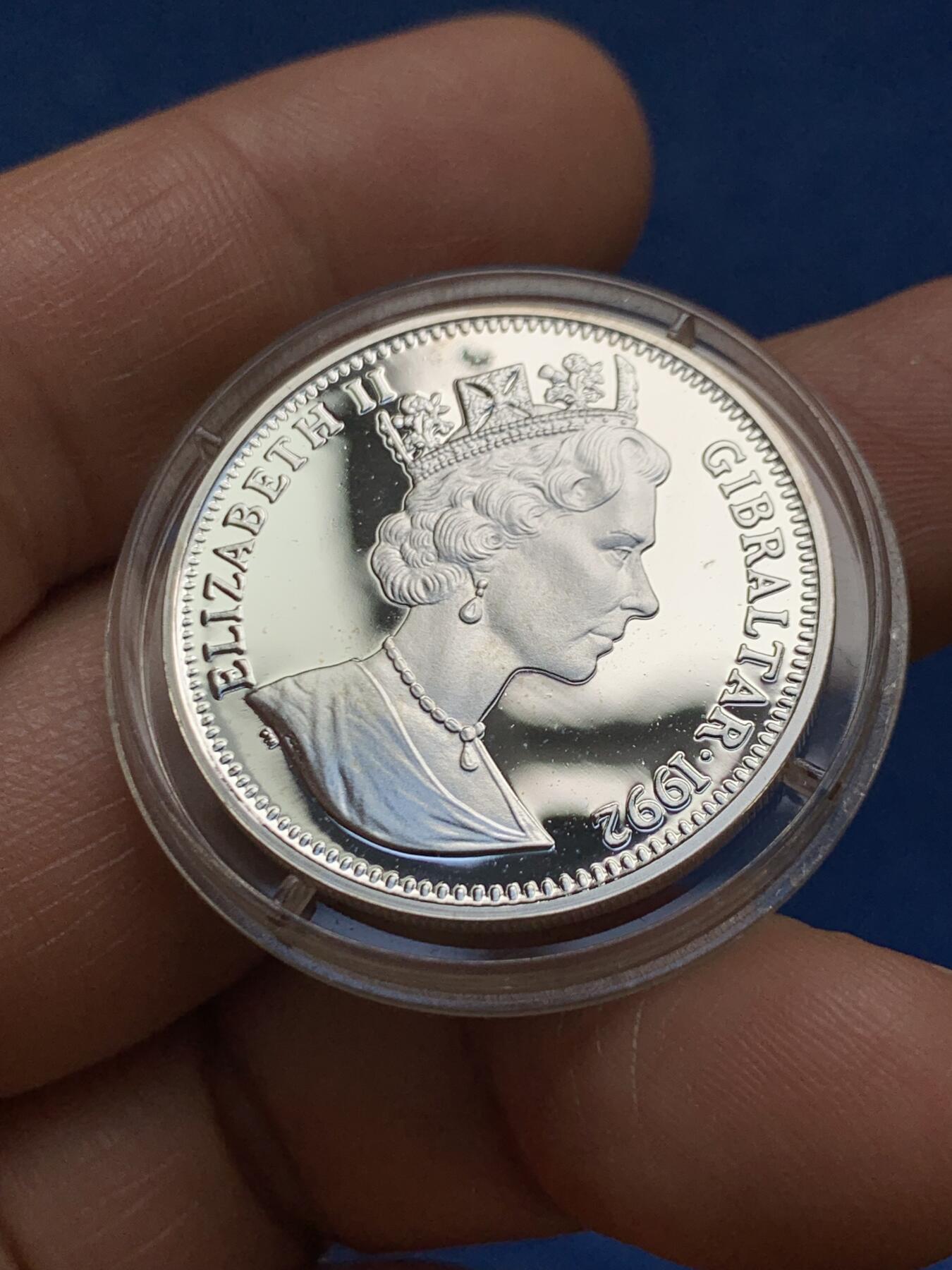 《竞宝斋》第467场 周日，周一 2场连拍 （全场包邮）欢迎送拍 直布罗陀1992年伊丽莎白二世10磅银币 925银 10g