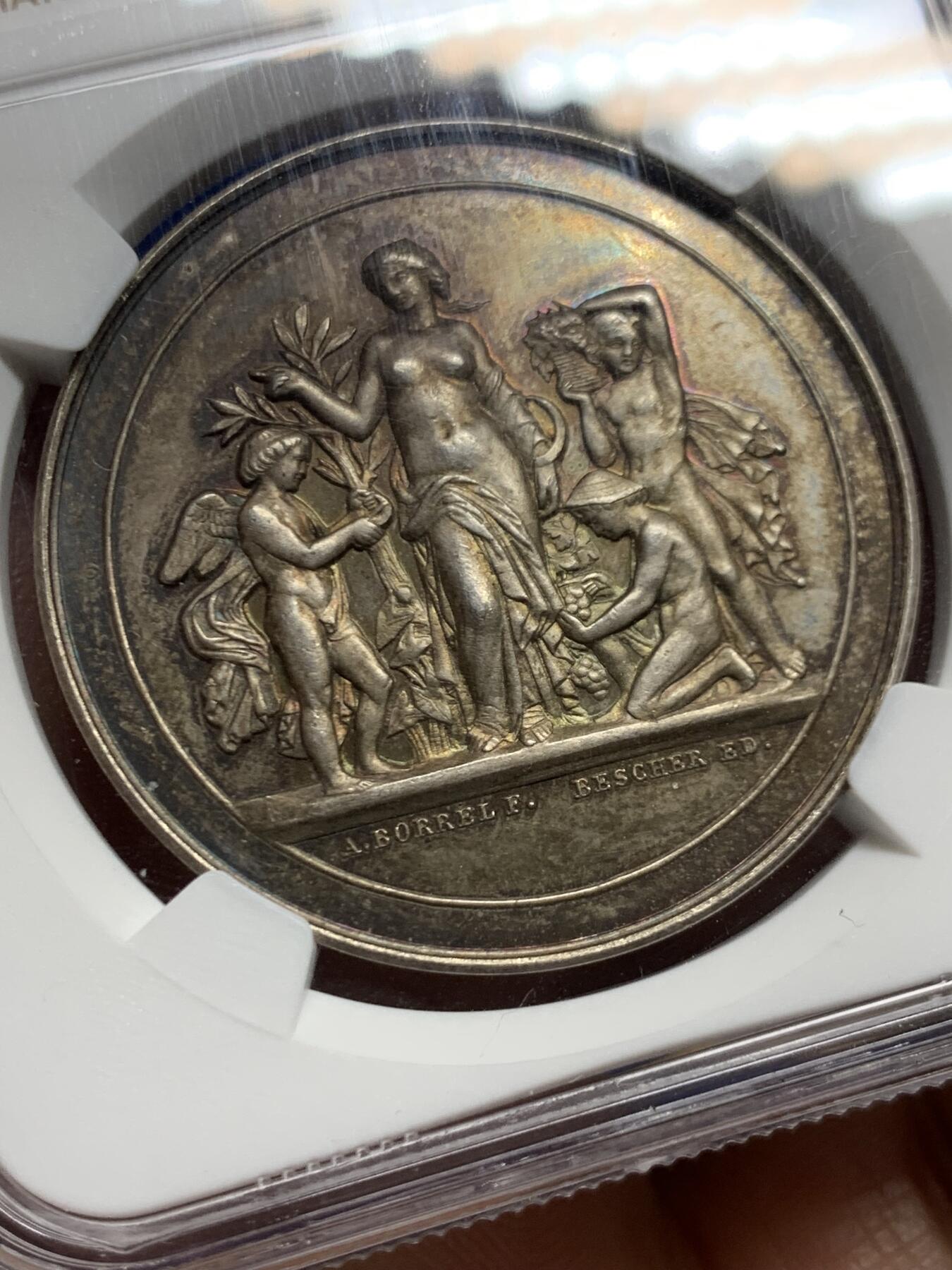 《竞宝斋》第467场 周日，周一 2场连拍 （全场包邮）欢迎送拍 NGC MS63 法国贡比涅农业协会大银章，39mm大规格，丰饶角边铭。清凉女神与三个小天使，经典图案，古典风格。背面花环繁复精美，原味老五彩