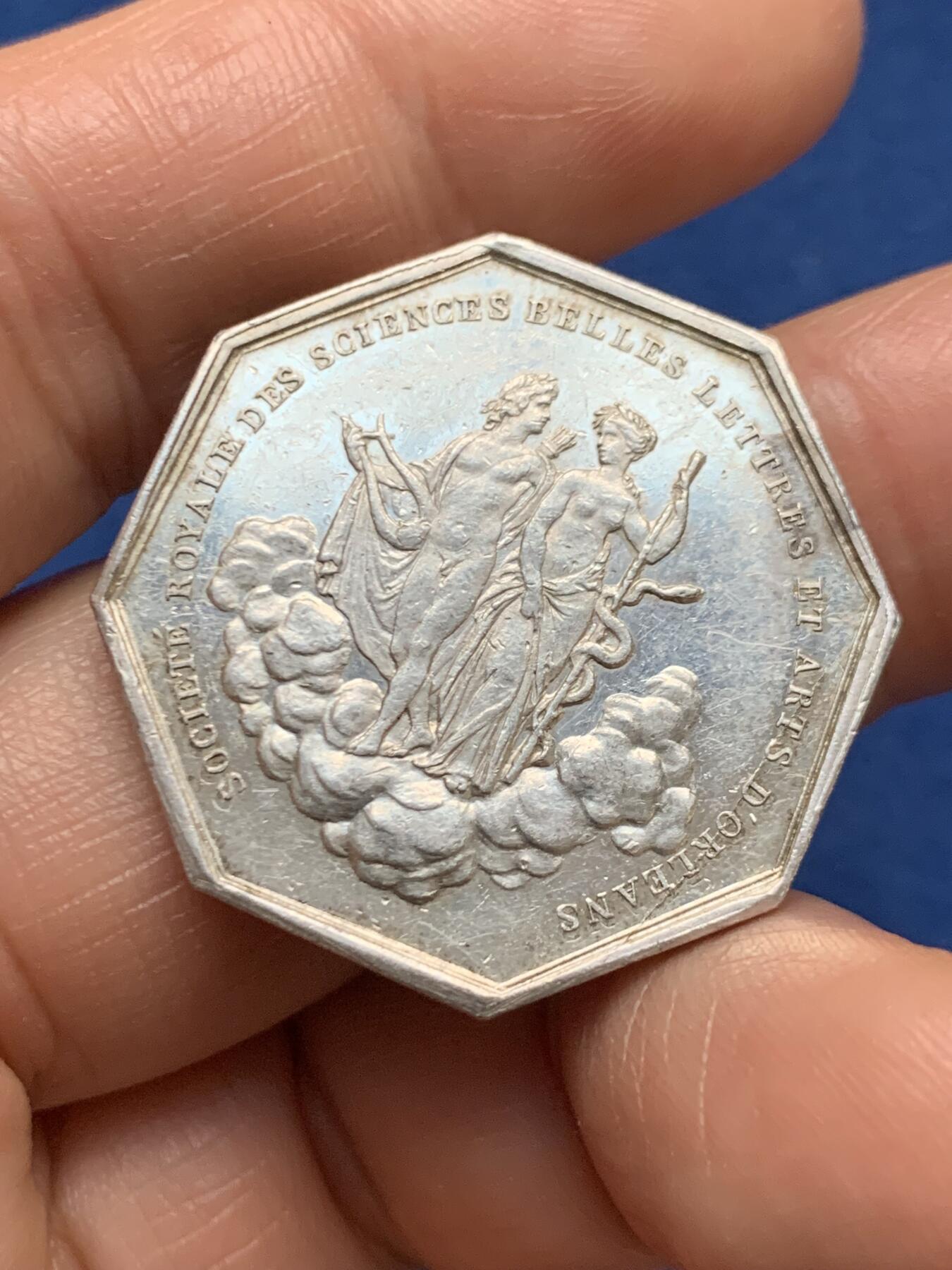 《竞宝斋》第467场 周日，周一 2场连拍 （全场包邮）欢迎送拍 法国奥尔良科技与艺术协会银质代币。早期油灯边铭，正面：菲利普头像，背面：双神赤裸踏云而来，直径：30.6mm，重：12.7g