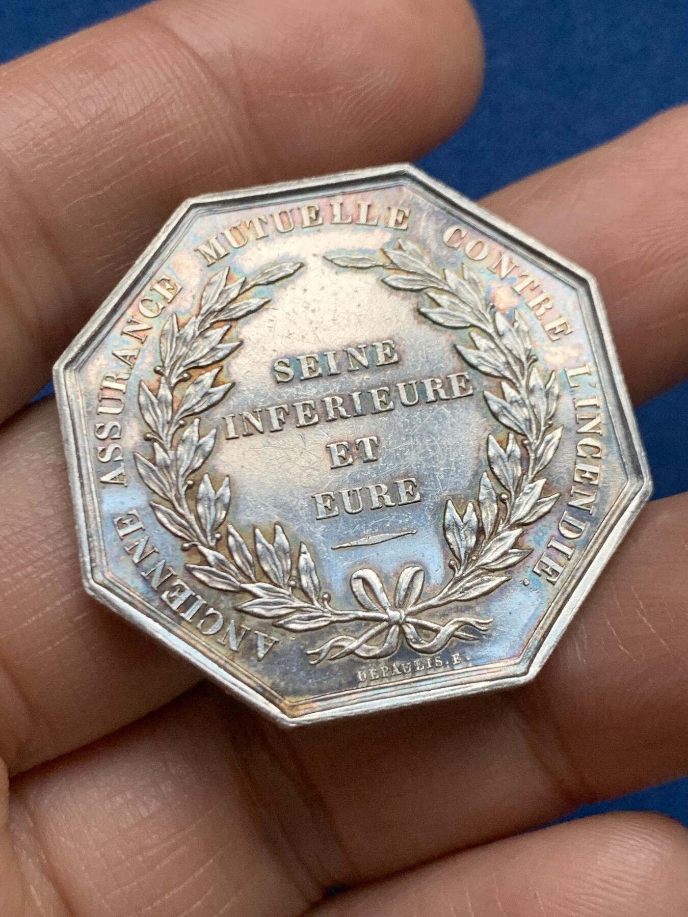 《竞宝斋》第467场 周日，周一 2场连拍 （全场包邮）欢迎送拍 1818年法国火灾保险银质八角代币，手指边铭，直径：34.3mm，重：15g