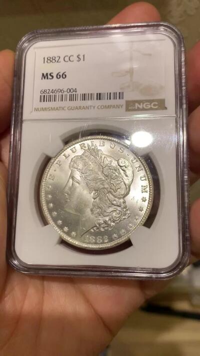 《竞宝斋》第467场 周日，周一 2场连拍 （全场包邮）欢迎送拍 NGC MS66 美国 1882 CC 摩根 稀有卡森厂 麦稀奇所见最高分 转光犀利 打制极美 银霜感十足 不可错过的极佳收藏品 一枚毕业