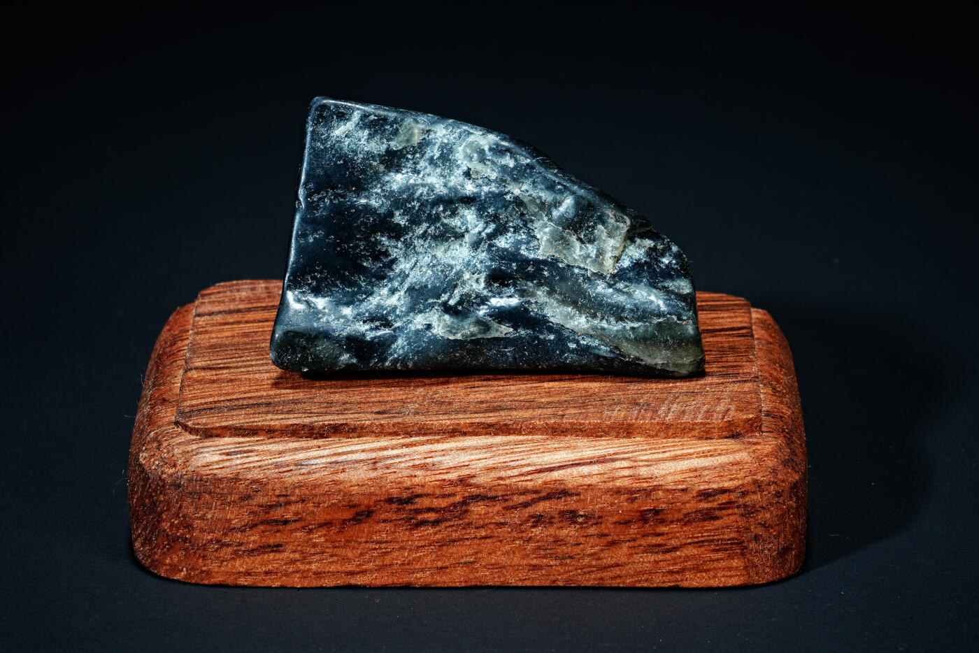 上海都达杂项专场四十四【全场包邮】  和田玉原石随型摆件连座91-90