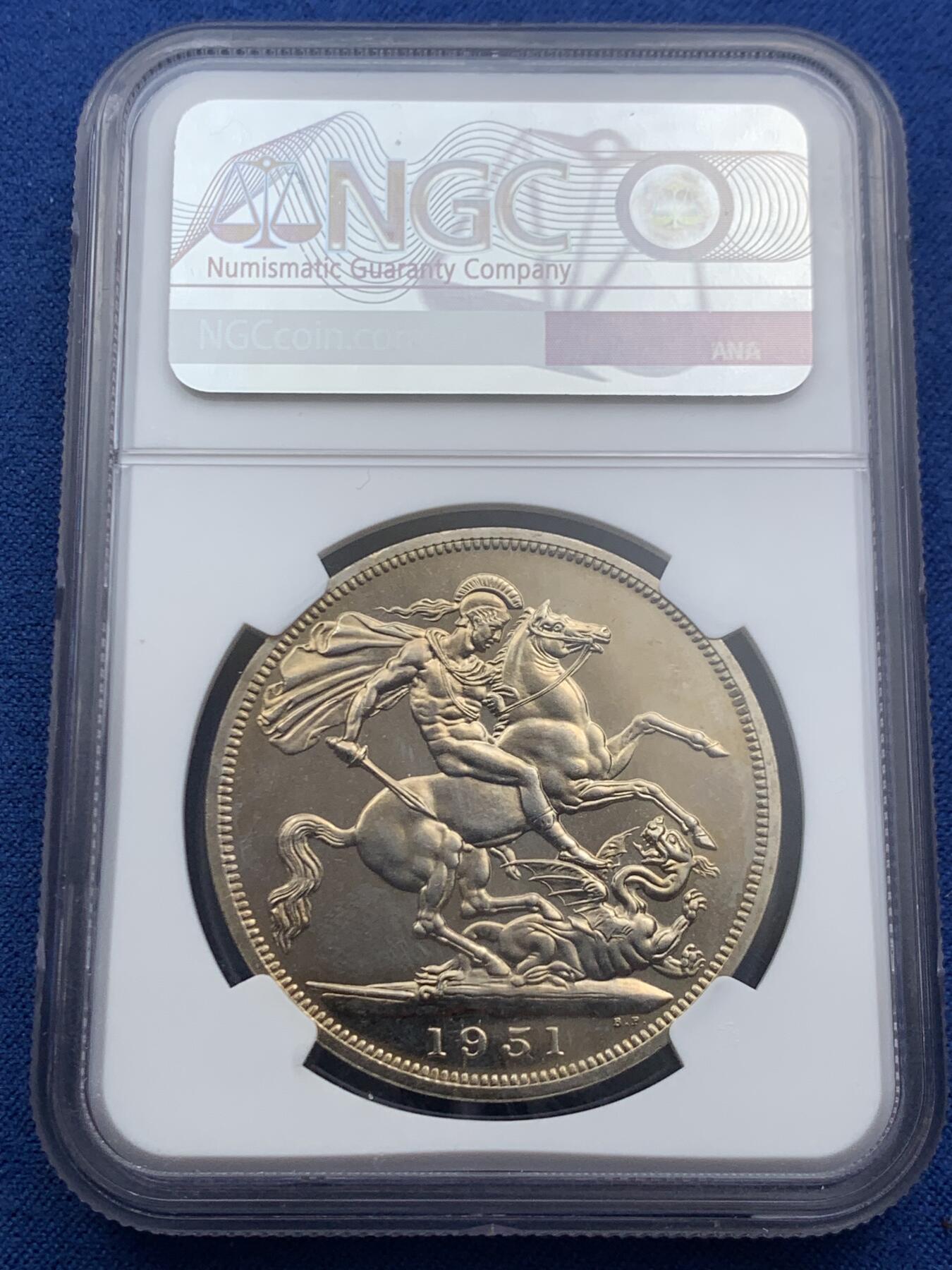 《竞宝斋》第467场 周日，周一 2场连拍 （全场包邮）欢迎送拍 NGC PL64 英国1951年乔治六世镍马剑克朗 不列颠节主题，乔治六世本人渴望拥有的圣乔治屠龙设计主币，也是最后一版以流通币出现的马剑克朗。