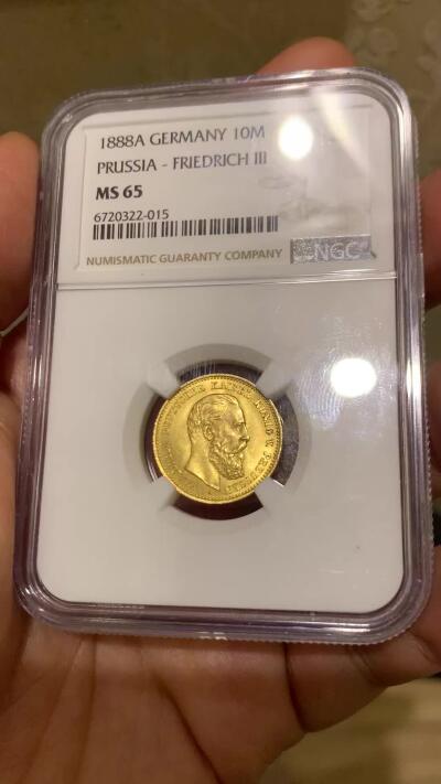 《竞宝斋》第467场 周日，周一 2场连拍 （全场包邮）欢迎送拍 NGC MS65 德国1888年三皇10马克金币 腓特烈三世 900金 3.98克 吉利年份 GEM品相难得