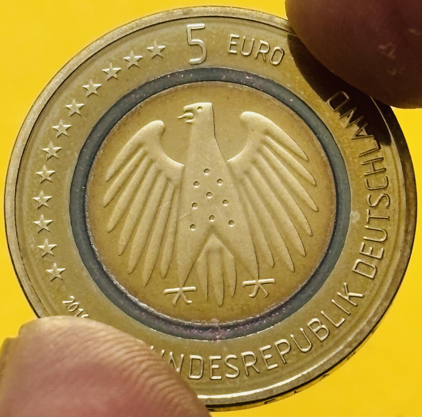 文馨钱币收藏第 295 场，（元宵场）各种银币散币纪念章，长期接代拍业务 德国2016年5欧元镶嵌高分子聚合物白铜精制纪念币，非常少见 附带参考价，带盒子收藏