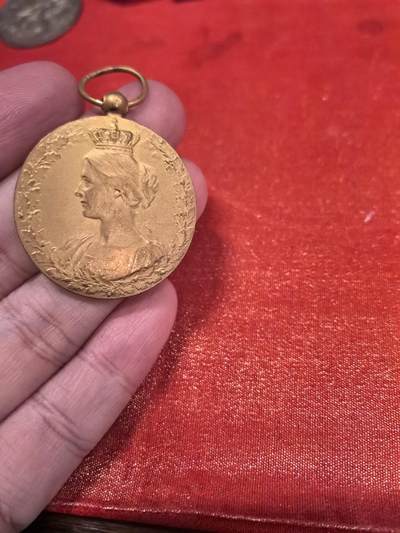 欧洲银章和银币 - 比利时一战国家援助与食品委员会奖章（1914-1918）解读 这是一枚由比利时雕刻家 Godefroy Devreese 设计的铜质镀金奖章，用于表彰在第一次世界大战期间，为比利时国家援助与食品委员会