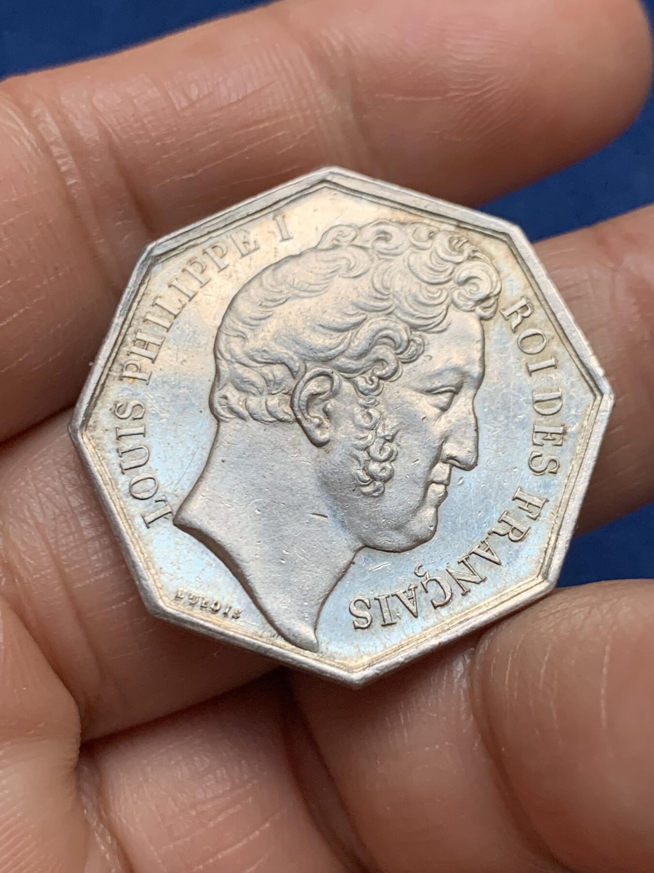 《竞宝斋》第467场 周日，周一 2场连拍 （全场包邮）欢迎送拍 法国奥尔良科技与艺术协会银质代币。早期油灯边铭，正面：菲利普头像，背面：双神赤裸踏云而来，直径：30.6mm，重：12.7g