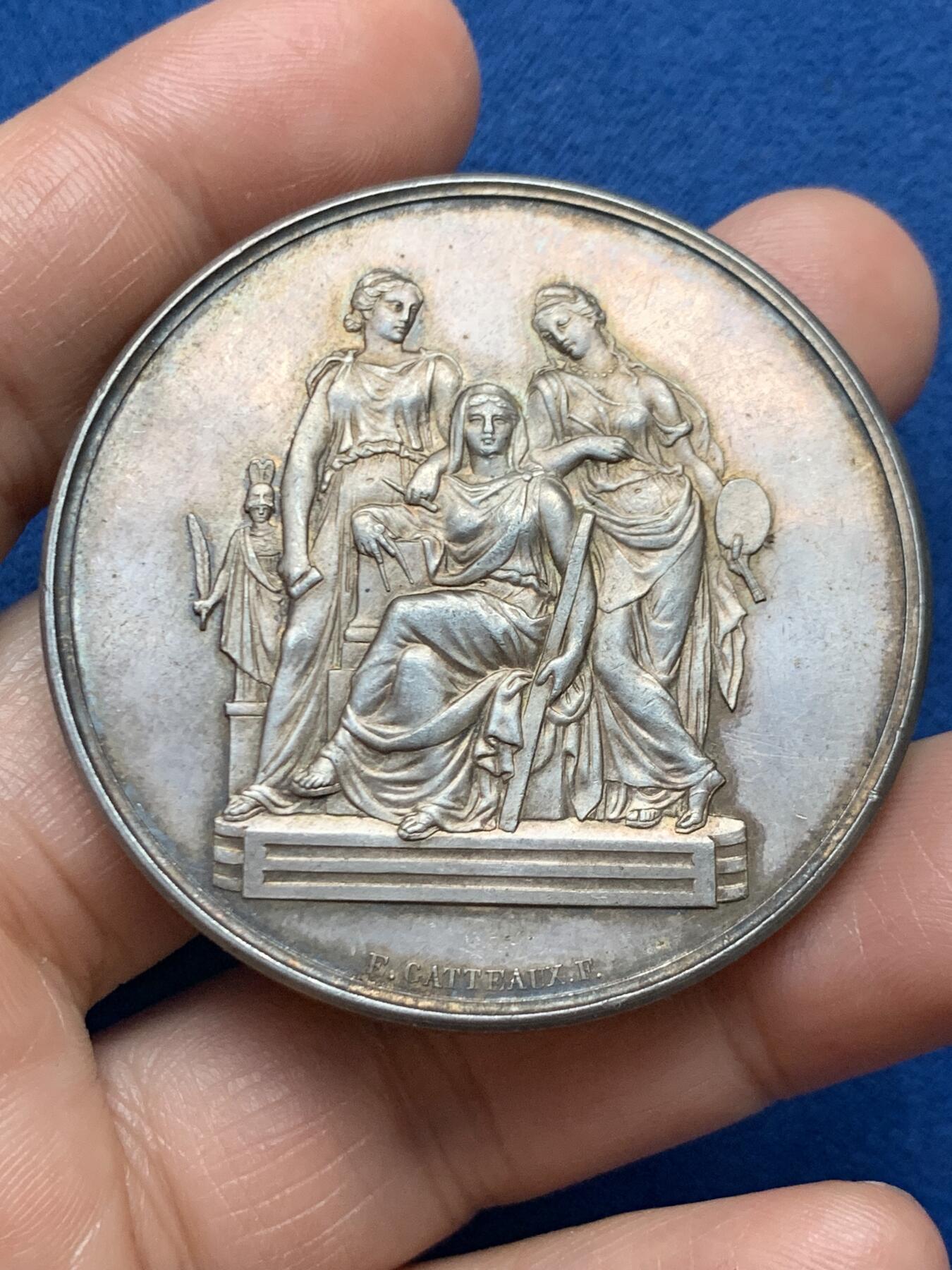 《竞宝斋》第467场 周日，周一 2场连拍 （全场包邮）欢迎送拍 法国国家艺术银质大号奖章 高浮雕三女神 65.4克 49.5mm 丰饶角银标