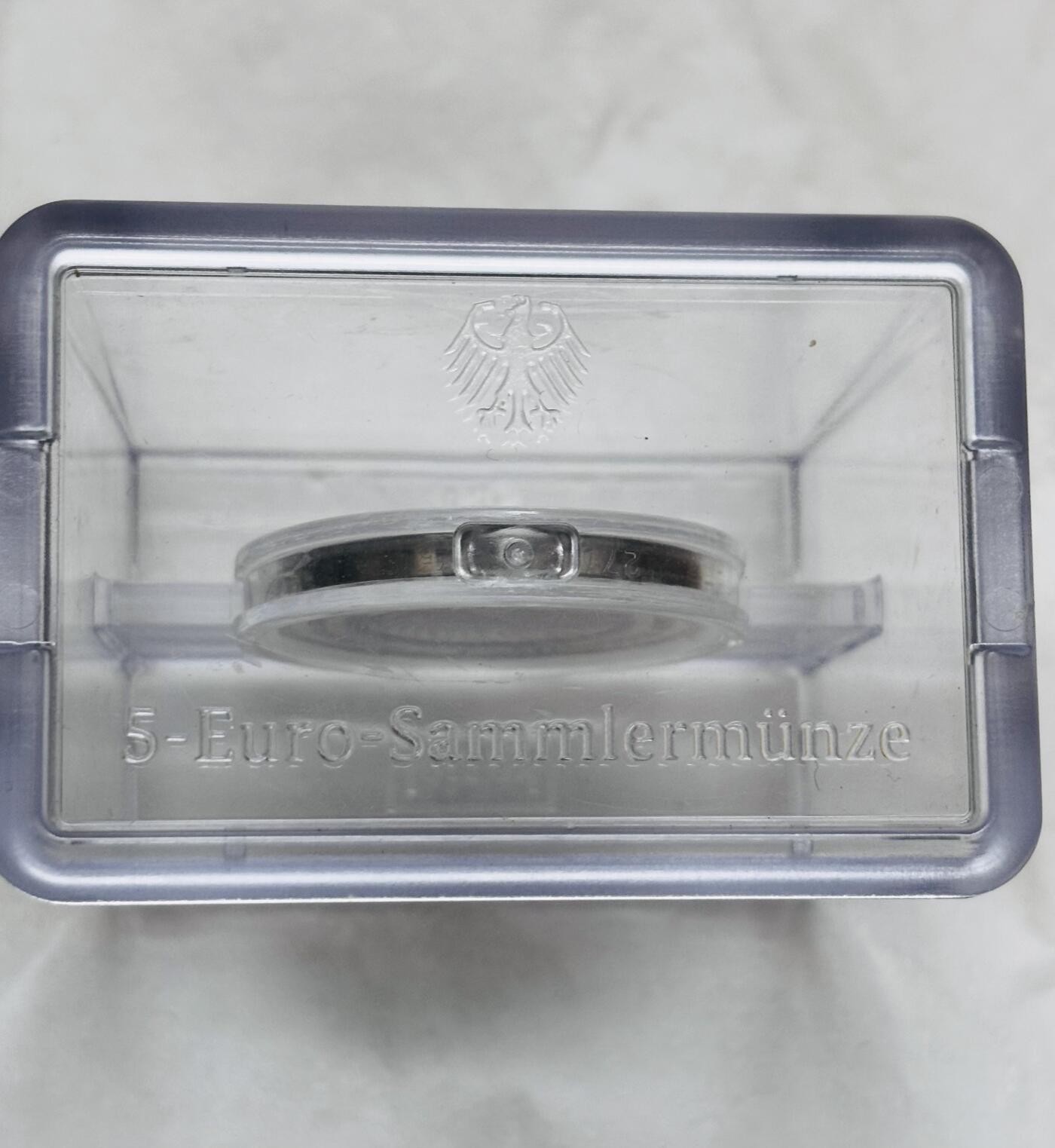 文馨钱币收藏第 295 场，（元宵场）各种银币散币纪念章，长期接代拍业务 德国2016年5欧元镶嵌高分子聚合物白铜精制纪念币，非常少见 附带参考价，带盒子收藏