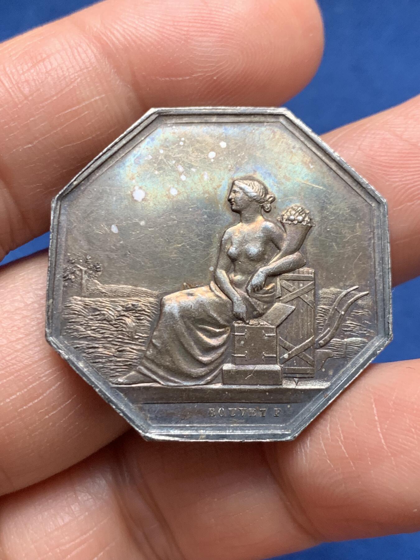 《竞宝斋》第467场 周日，周一 2场连拍 （全场包邮）欢迎送拍 法国清凉八角银质代币，直径：32.5mm，16.35g，边铭：丰饶角 ARGENT，少见，双面五彩包浆