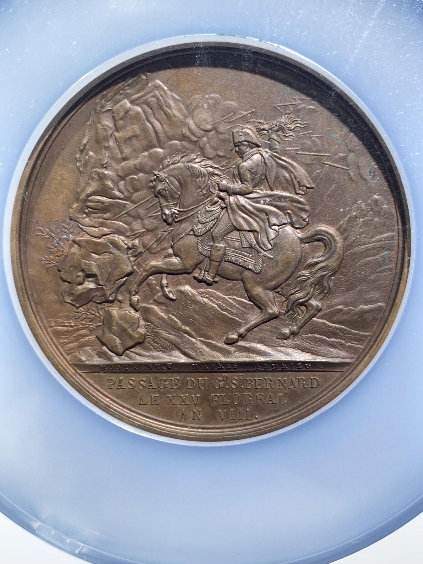 《竞宝斋》第467场 周日，周一 2场连拍 （全场包邮）欢迎送拍 NGC MS63BN 法国1800年拿破仑马伦哥会战纪念铜章，超大加厚盒，双面高浮雕，正面：马伦哥战役为法国与奥地利帝国于第二次反法同盟时期的一场战役，背面：背面为拿破仑穿越圣伯纳德山口，仿照了著名的油画，拿皇手执霹雳雷火，为敌人降下永世神罚