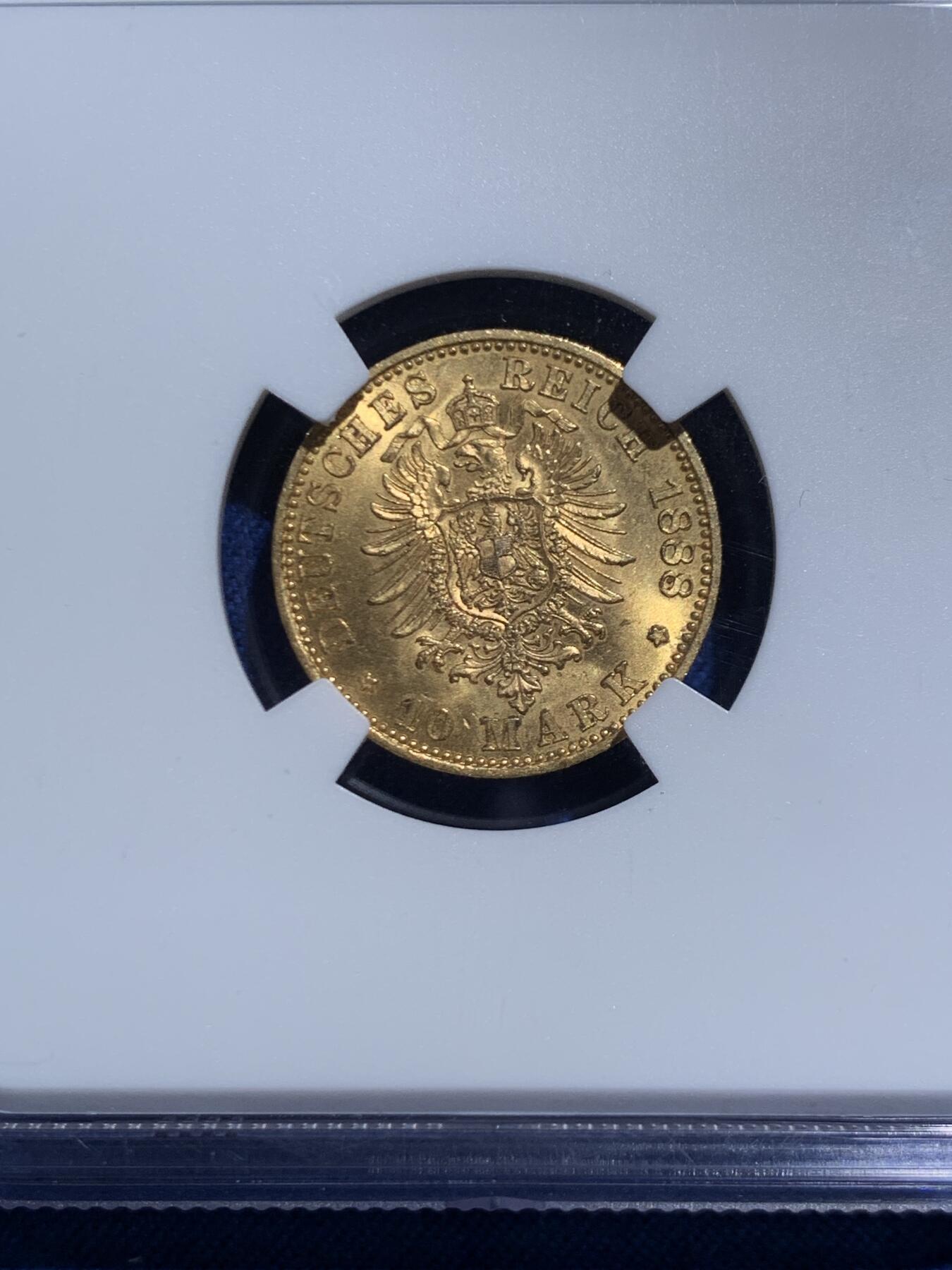 《竞宝斋》第467场 周日，周一 2场连拍 （全场包邮）欢迎送拍 NGC MS65 德国1888年三皇10马克金币 腓特烈三世 900金 3.98克 吉利年份 GEM品相难得