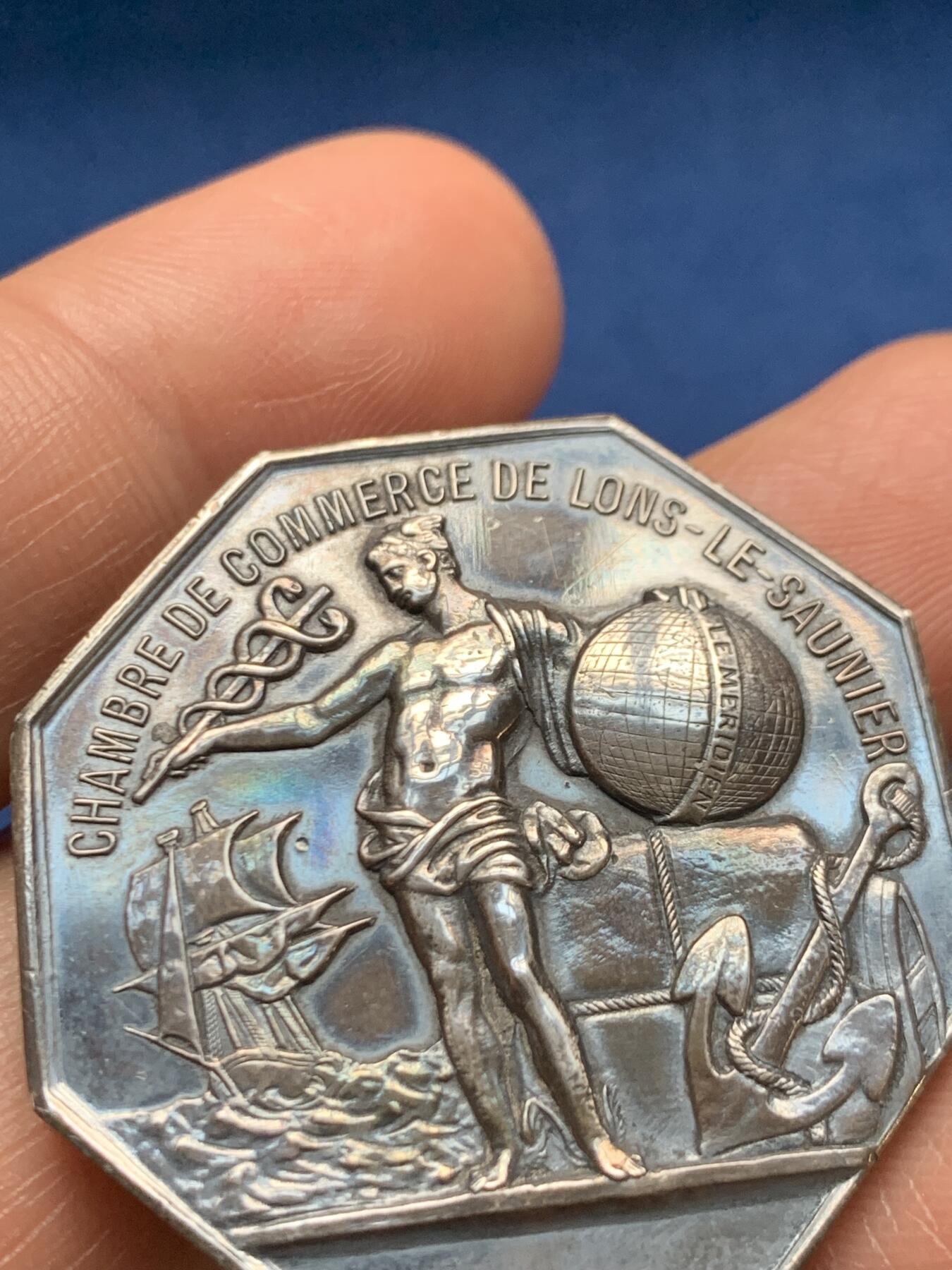 《竞宝斋》第467场 周日，周一 2场连拍 （全场包邮）欢迎送拍 法国Lons-le-saunier市商会银质八角代币，29.95克，35.5mm，名誉品，地球帆船，黑漆古。