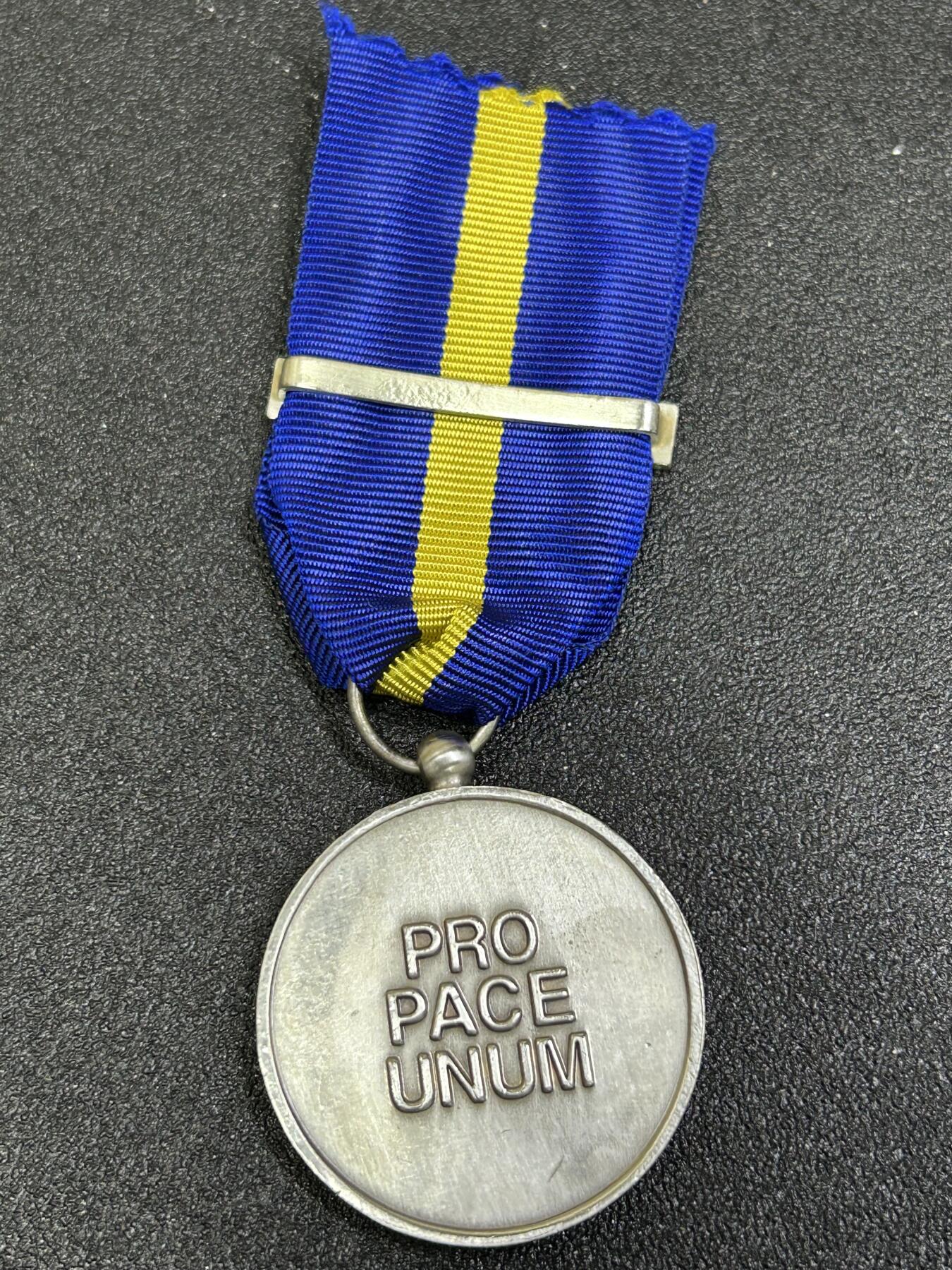 西秦中古拍卖第七十九期  西欧联盟服役奖章 前南斯拉夫勋条 通常被称为西欧联盟奖章，是一项国际军事勋章，授予参与或支持在西欧联盟旗帜下开展的行动的军事和文职人员。该奖章是在1994年12月20日举行的西欧联盟理事会会议上设立的，2011年已停止颁发