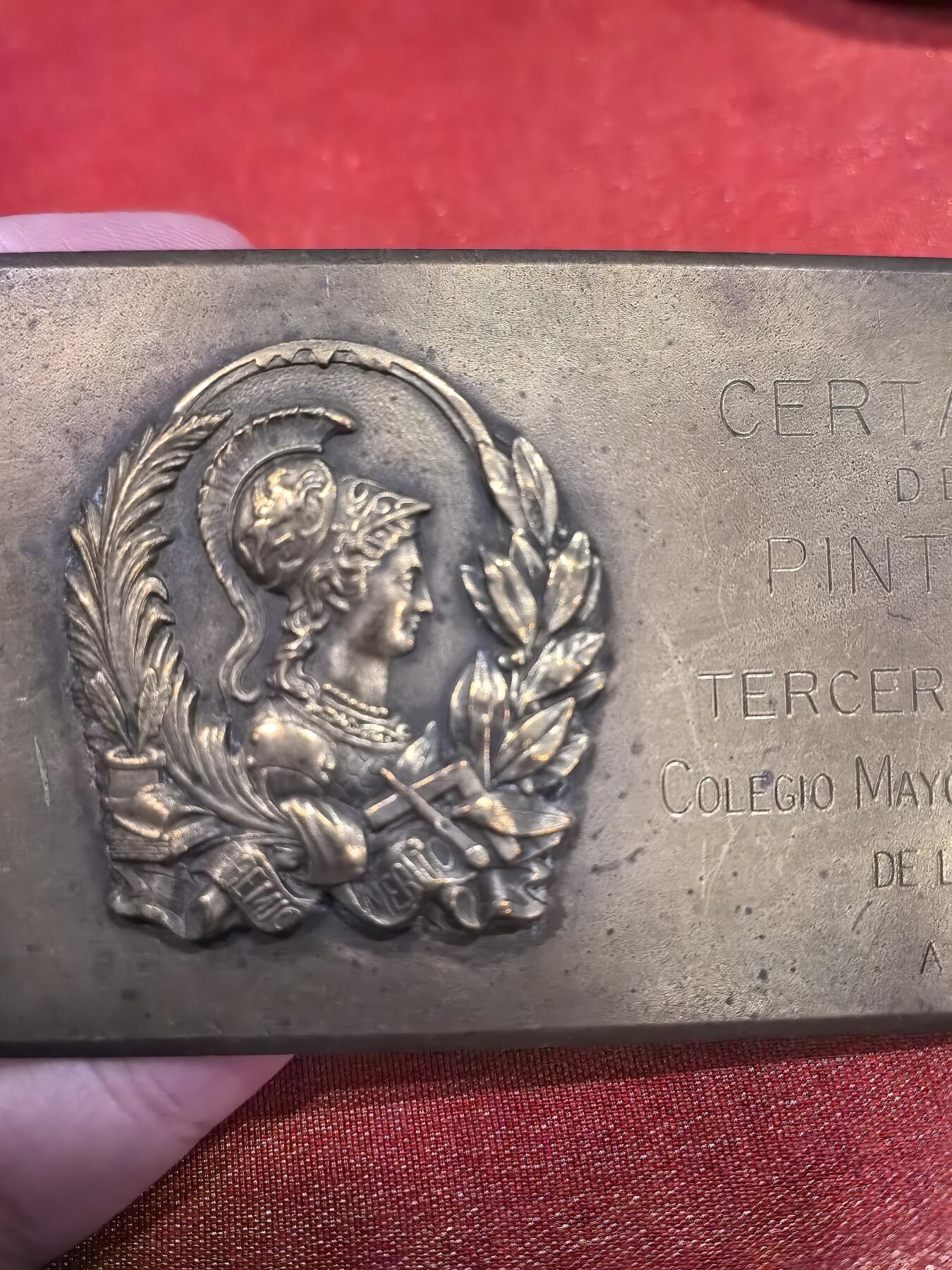 欧洲银章和银币  1968年西班牙蒙克洛亚学院绘画比赛三等奖铜牌解读 这是一枚1968年4月由西班牙马德里**蒙克洛亚学院（Colegio Mayor de la Moncloa）**颁发的绘画比赛三等奖纪念铜牌，见证了西班牙佛朗哥独裁末期的艺术与社会氛围。