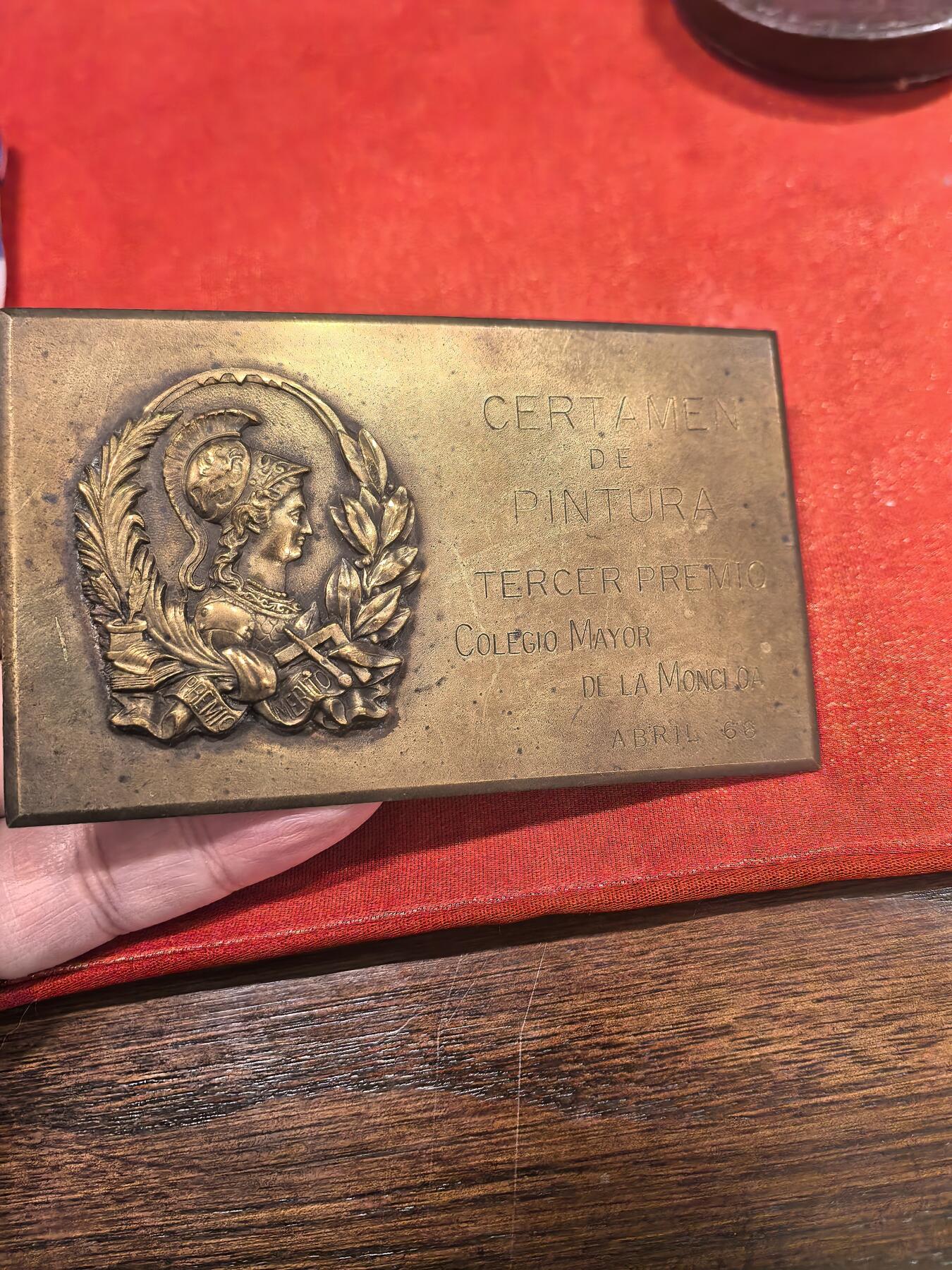 欧洲银章和银币  1968年西班牙蒙克洛亚学院绘画比赛三等奖铜牌解读 这是一枚1968年4月由西班牙马德里**蒙克洛亚学院（Colegio Mayor de la Moncloa）**颁发的绘画比赛三等奖纪念铜牌，见证了西班牙佛朗哥独裁末期的艺术与社会氛围。