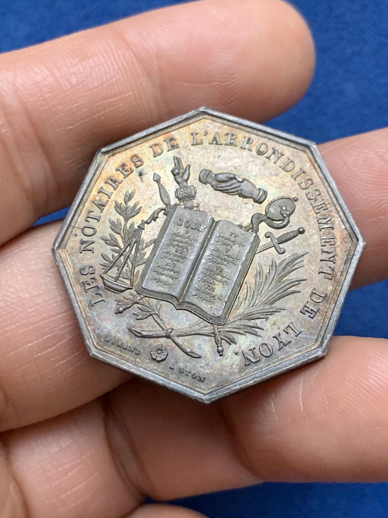 《竞宝斋》第467场 周日，周一 2场连拍 （全场包邮）欢迎送拍 法国 1839年 里昂公证人 八角银质代币 手指银标边铭 14.5g 32.3mm