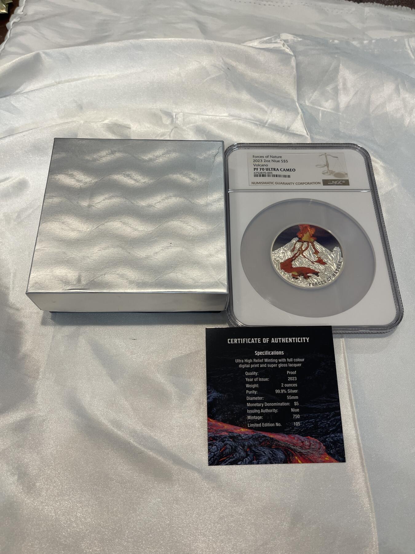 2023年纽埃火山2盎司银币，NGC评级PF70 ULTRA CAMEO，限量105枚，带原盒证书，99.9%纯银，直径55mm，火山主题，收藏佳品！