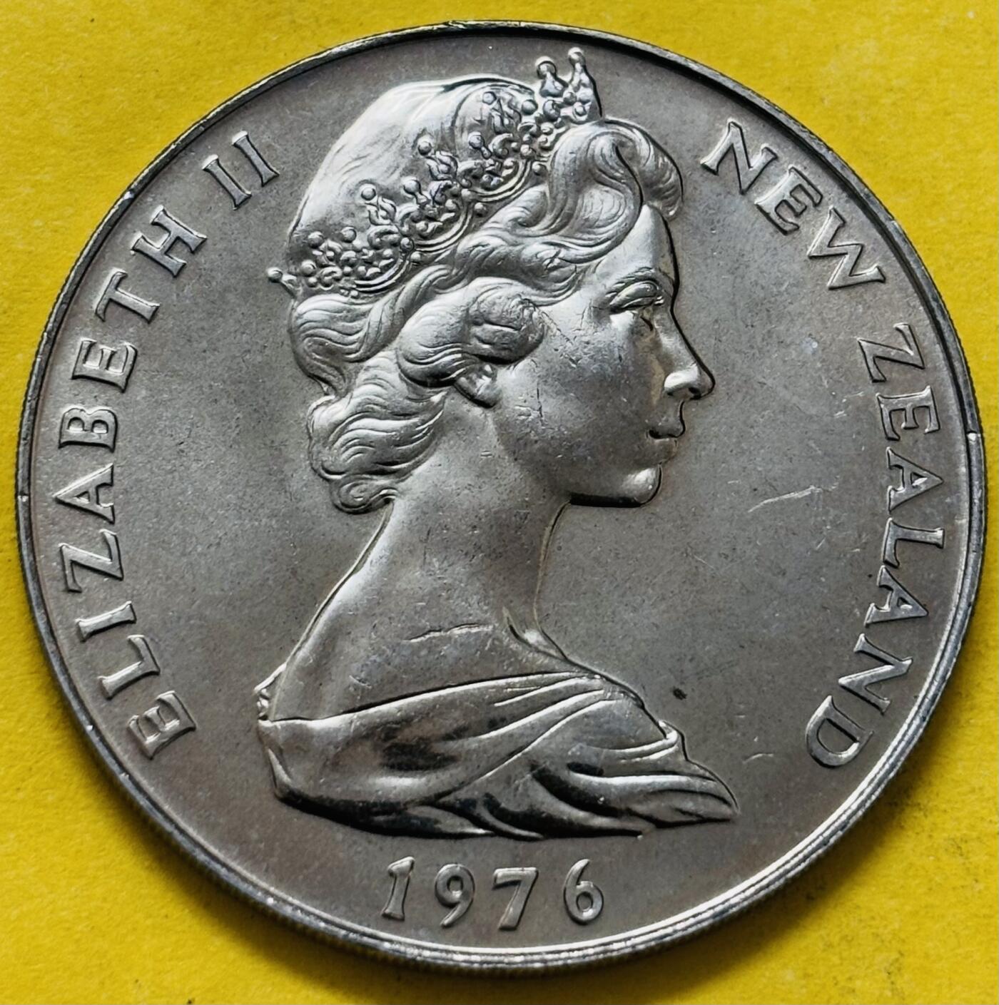 文馨钱币收藏第 295 场，（元宵场）各种银币散币纪念章，长期接代拍业务 全新 1976 年新西兰克朗型一元