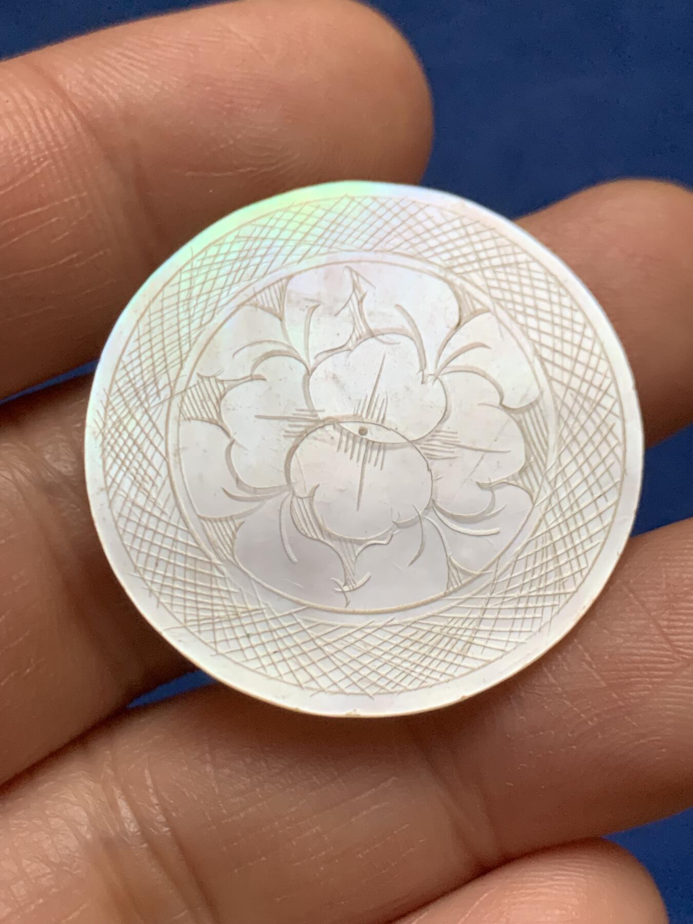 《竞宝斋》第467场 周日，周一 2场连拍 （全场包邮）欢迎送拍 三枚一组 英国一线回流清螺钿贝母筹码，圆形椭圆型，圆形素片呈现出贝母天然纹路，珠光水润，另外两枚满工花卉精雕。