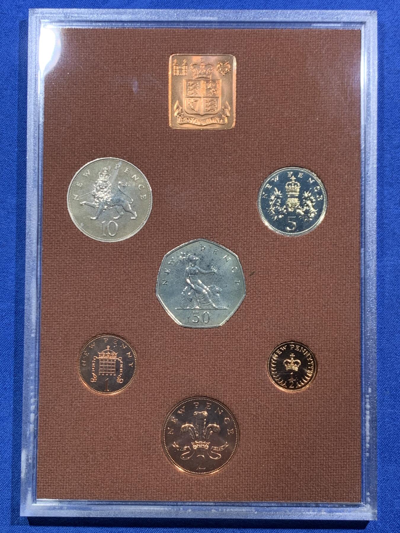 《竞宝斋》第467场 周日，周一 2场连拍 （全场包邮）欢迎送拍 英国1974年精制套币 6枚币和1枚章