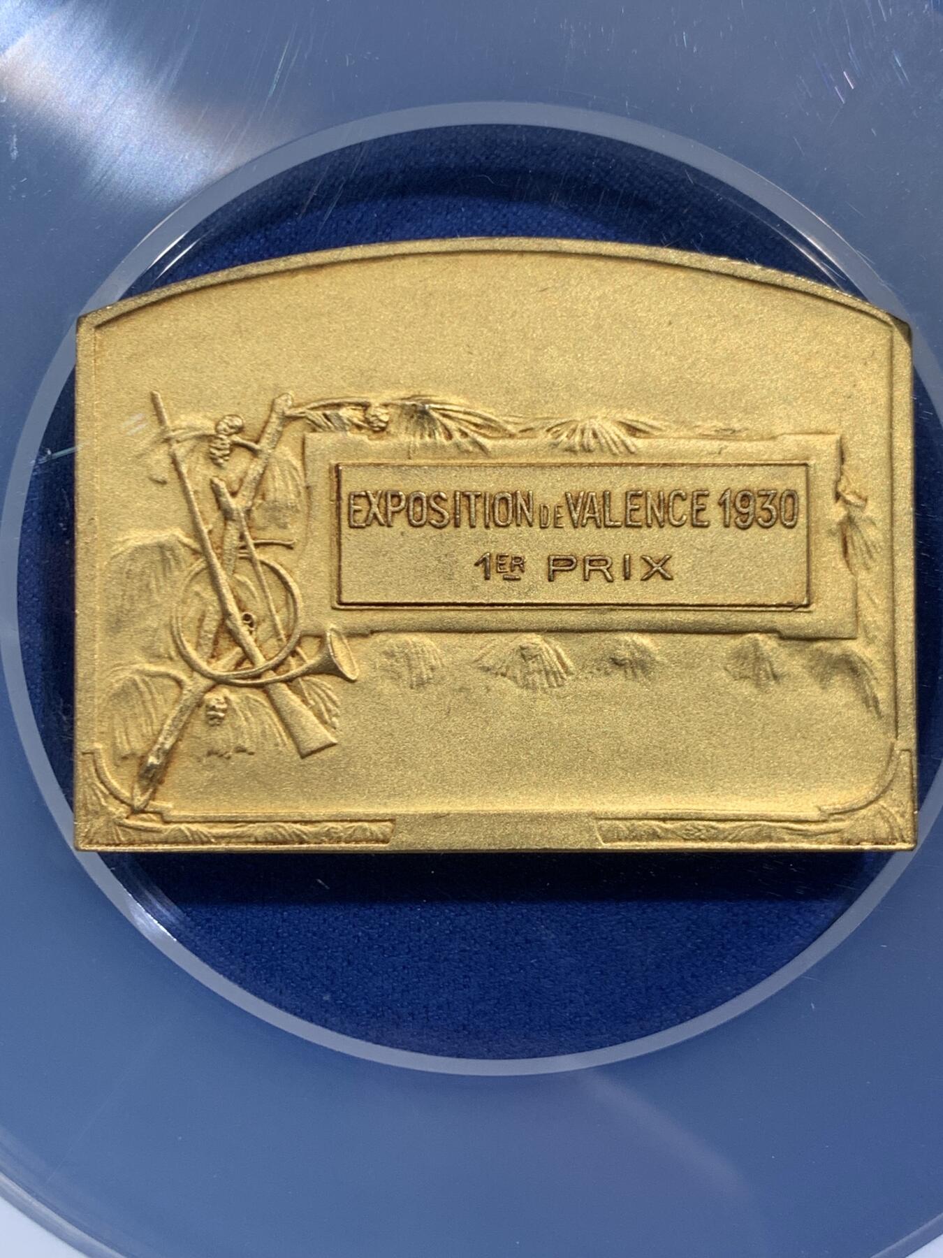 《竞宝斋》第467场 周日，周一 2场连拍 （全场包邮）欢迎送拍 NGC MS65 法国1930年猎犬博览会镀金异形大铜章，65顶级高分。中间坐姿女神与两边狗狗刻画生动精美，充分展现不同犬类的特征。加大盒封装，评级费就要二三百。状态绝佳，金水非常足，镀层状态极美。