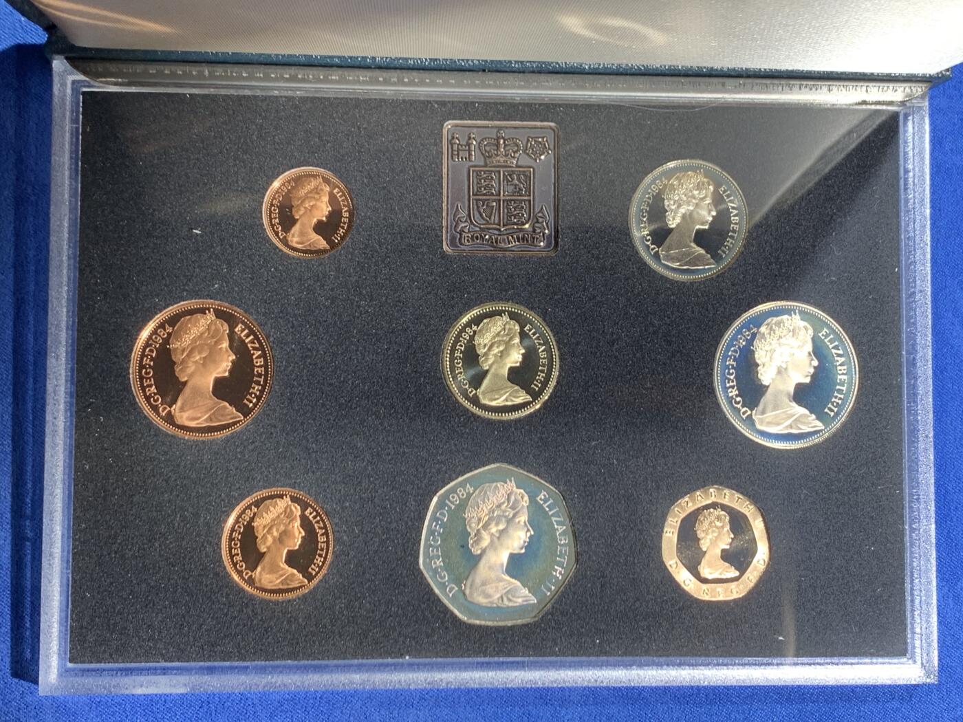 《竞宝斋》第467场 周日，周一 2场连拍 （全场包邮）欢迎送拍 英国1984年精制套币，带1枚1英镑苏格兰蓟精制币，8枚币，盒证齐全，品相精美，高档盒装