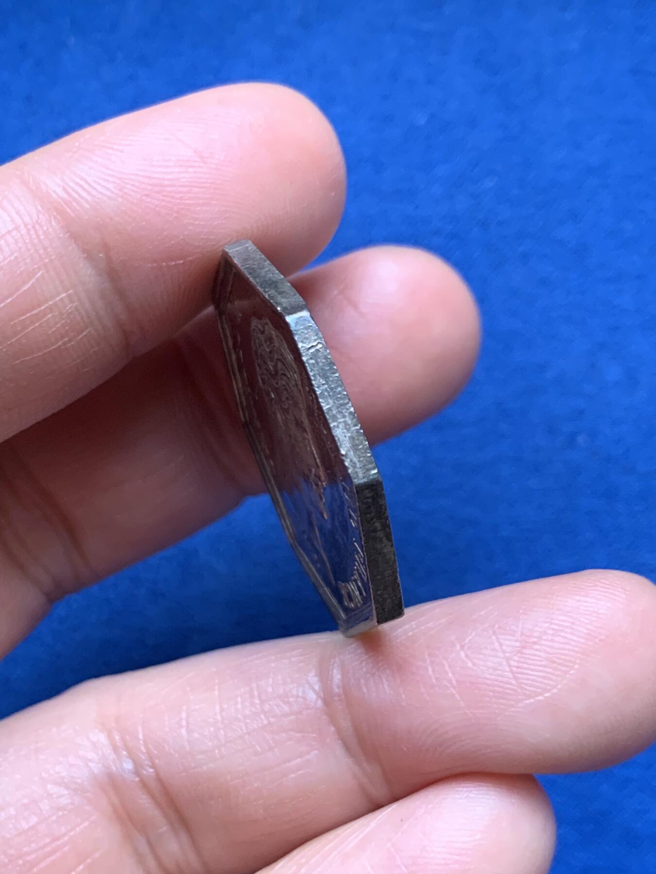 《竞宝斋》第467场 周日，周一 2场连拍 （全场包邮）欢迎送拍 法国里昂火灾保险公司银质八角代币 12.08克 30.2mm，避火兽蝾螈 早期无边铭版本 热门品种 值得收藏