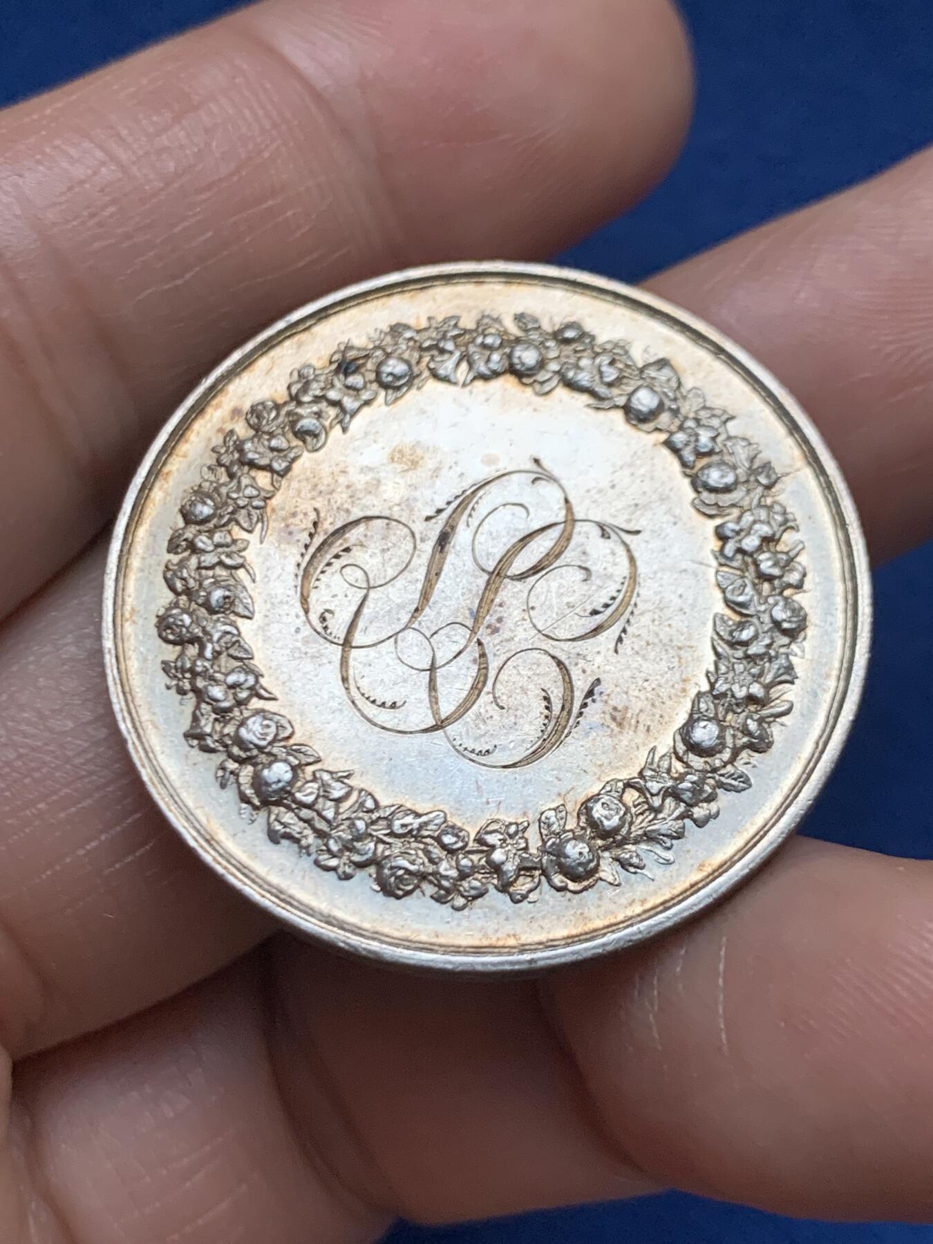 《竞宝斋》第467场 周日，周一 2场连拍 （全场包邮）欢迎送拍 法国婚姻与爱情纪念银章，15.36g，33.4mm，蜜蜂边铭。