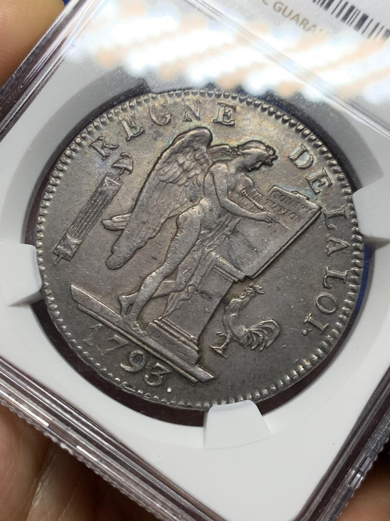 《竞宝斋》第467场 周日，周一 2场连拍 （全场包邮）欢迎送拍 名誉品 NGC AU58 天使埃居 法国国民公会时期1793年6里弗尔 少见好品，几乎未流通，深色均匀黑包浆，打制标准。铸造于国民公会时期(1792年9月21日-1795年10月26日)，持续时间很短，留存好品很少，此时路易十六已被斩首，因此正面由站立天使取代路易十六的头像，1793年为共和二年ANlI。