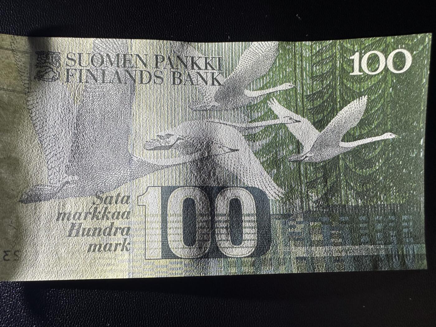 《外钞收藏家》第六百一十四期（精选场）（长期征集拍品、欢迎藏友们联系合作） 1986年芬兰100克朗 中间有点软榻 疑似有瑕疵