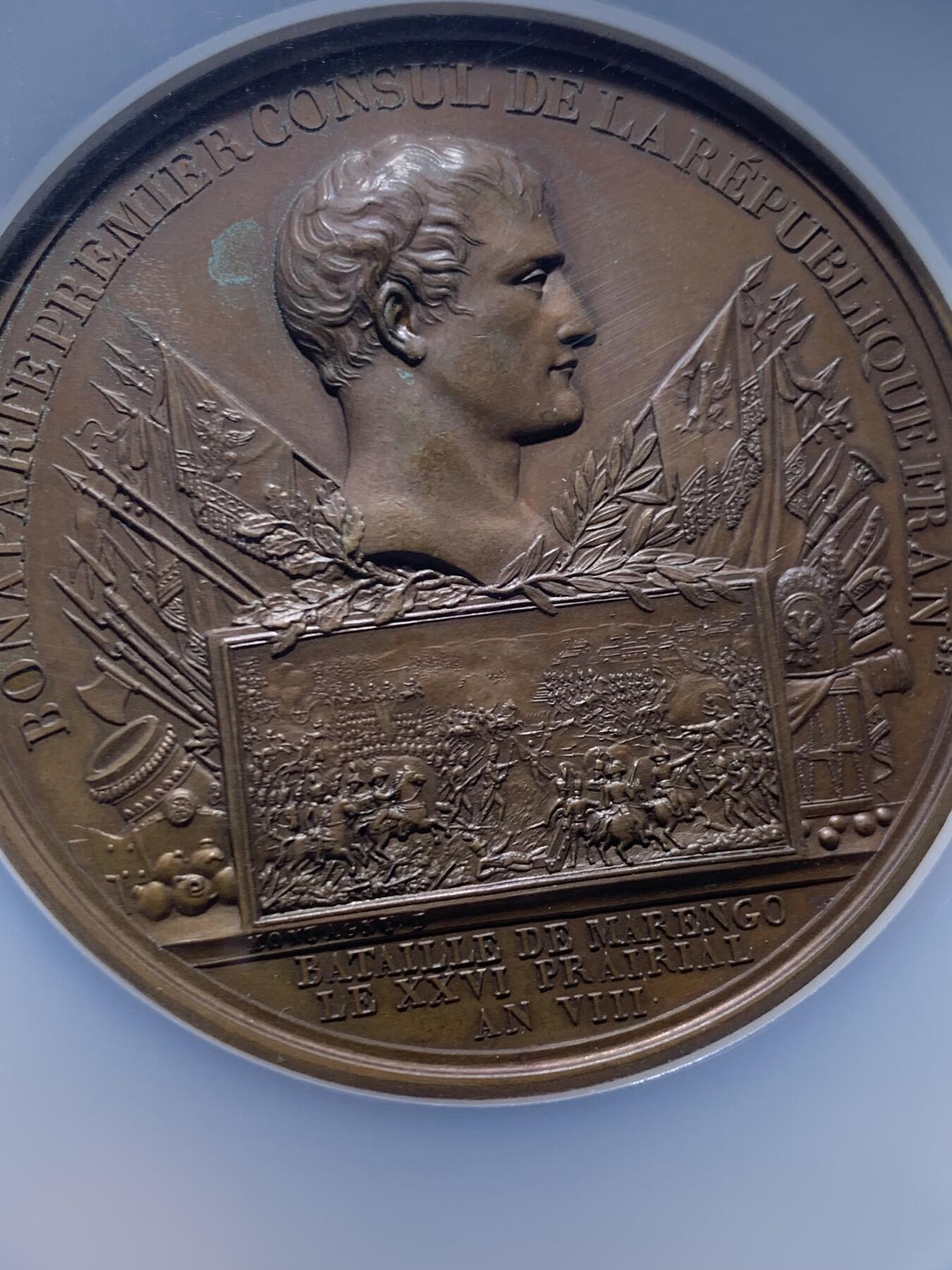 《竞宝斋》第467场 周日，周一 2场连拍 （全场包邮）欢迎送拍 NGC MS63BN 法国1800年拿破仑马伦哥会战纪念铜章，超大加厚盒，双面高浮雕，正面：马伦哥战役为法国与奥地利帝国于第二次反法同盟时期的一场战役，背面：背面为拿破仑穿越圣伯纳德山口，仿照了著名的油画，拿皇手执霹雳雷火，为敌人降下永世神罚