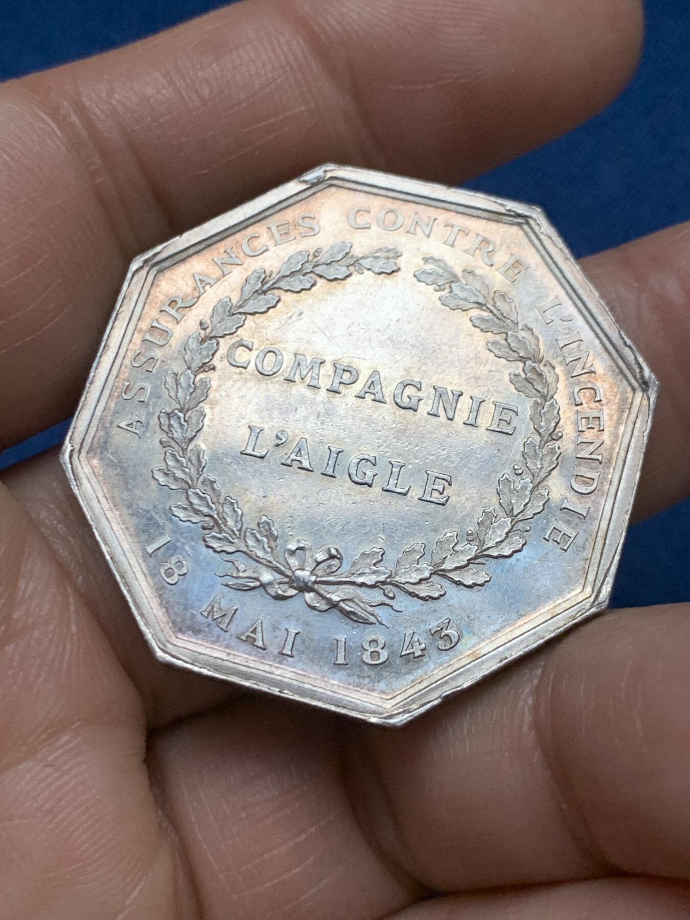 《竞宝斋》第467场 周日，周一 2场连拍 （全场包邮）欢迎送拍 1843年法国雄鹰火灾保险公司银质代币，直径：36.1mm，重量：20.9g，丰饶角银标边铭。