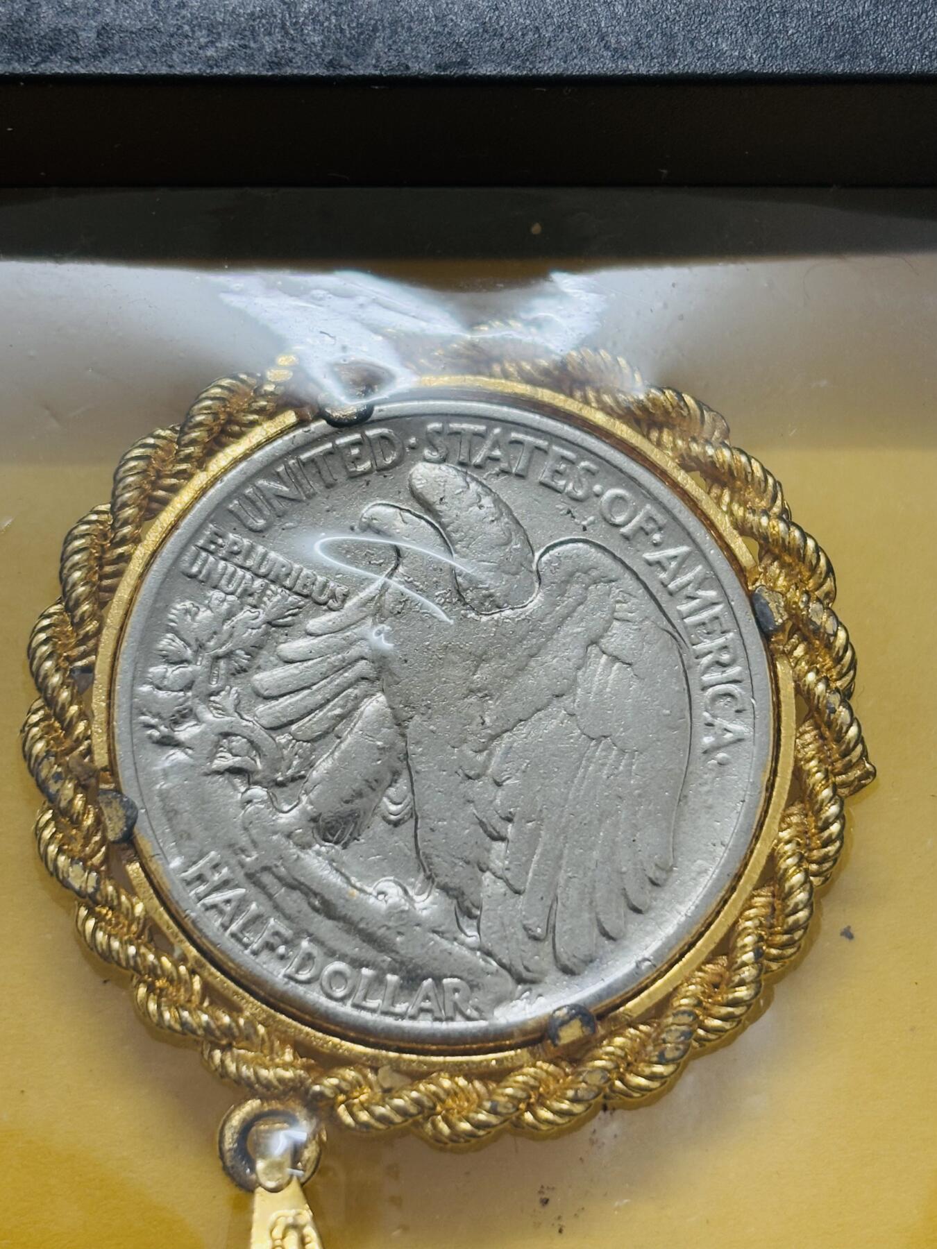 文馨钱币收藏第 295 场，（元宵场）各种银币散币纪念章，长期接代拍业务 1944 年美国行走女神半美元银币，带挂饰，正面金色状态 12.5 克 900 银