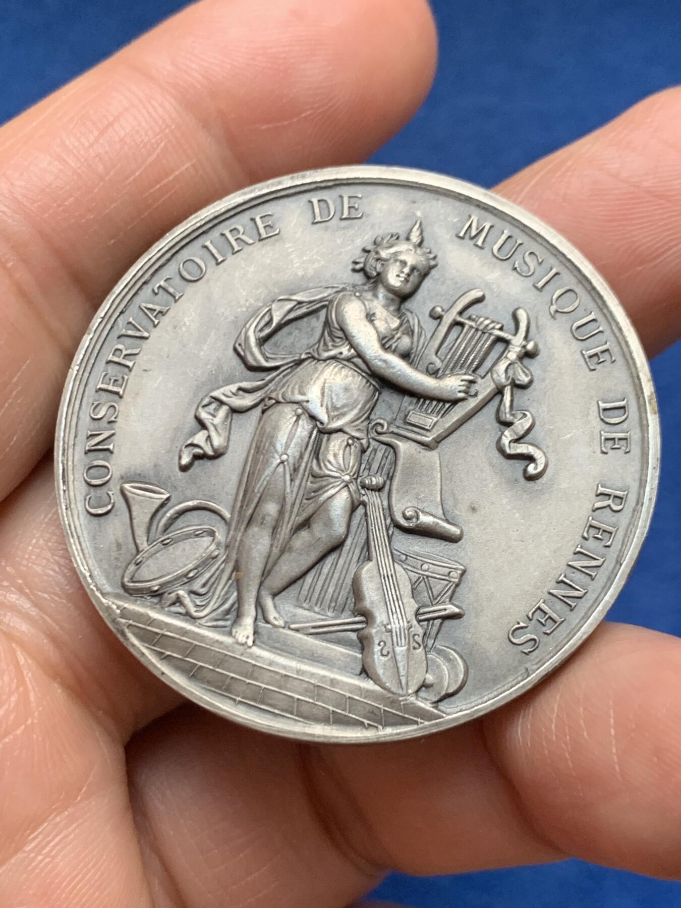 《竞宝斋》第467场 周日，周一 2场连拍 （全场包邮）欢迎送拍 法国雷恩市音乐节镀银铜章 34.4克 42.2mm