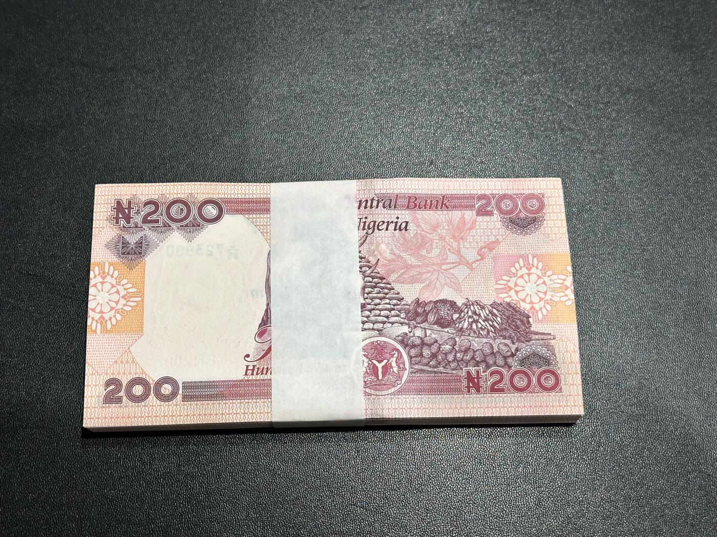 《外钞收藏家》第六百一十四期（精选场）（长期征集拍品、欢迎藏友们联系合作） 2025年尼日利亚200奈拉 标准100连号 全新 尾801-900