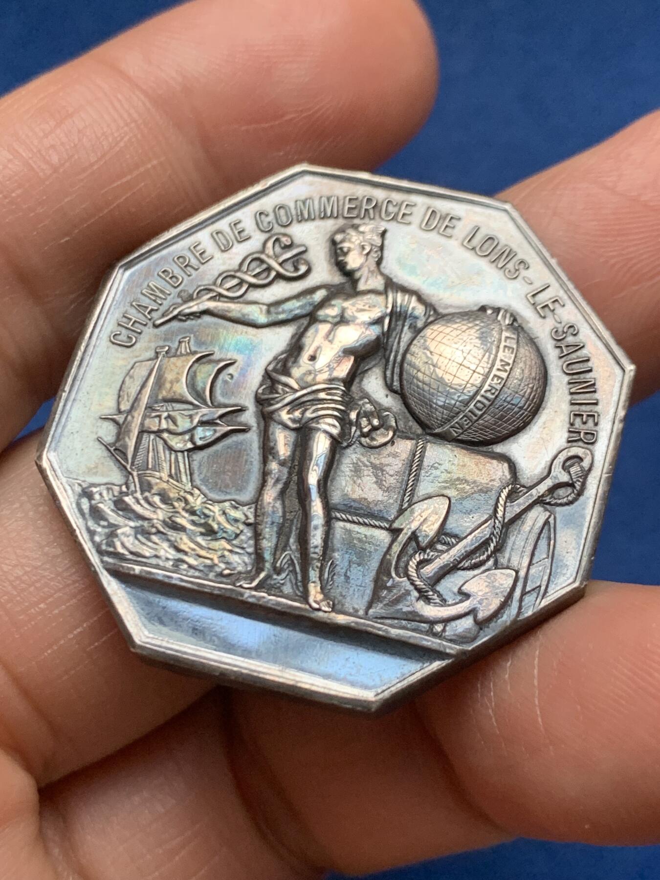 《竞宝斋》第467场 周日，周一 2场连拍 （全场包邮）欢迎送拍 法国Lons-le-saunier市商会银质八角代币，29.95克，35.5mm，名誉品，地球帆船，黑漆古。