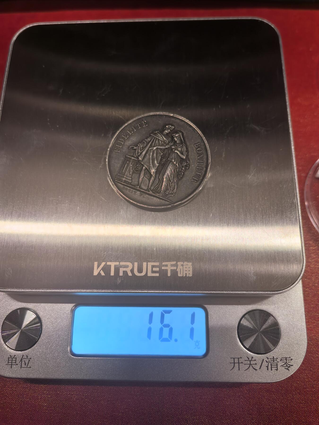 欧洲银章和银币 法国“忠诚与幸福”结婚纪念银章解读 这是一枚由法国著名章牌雕刻师 路易-米歇尔·珀蒂（Louis-Michel Petit，1791-1844） 设计的银质结婚纪念章，属于19世纪法国新古典主义章牌艺术的经典之作。