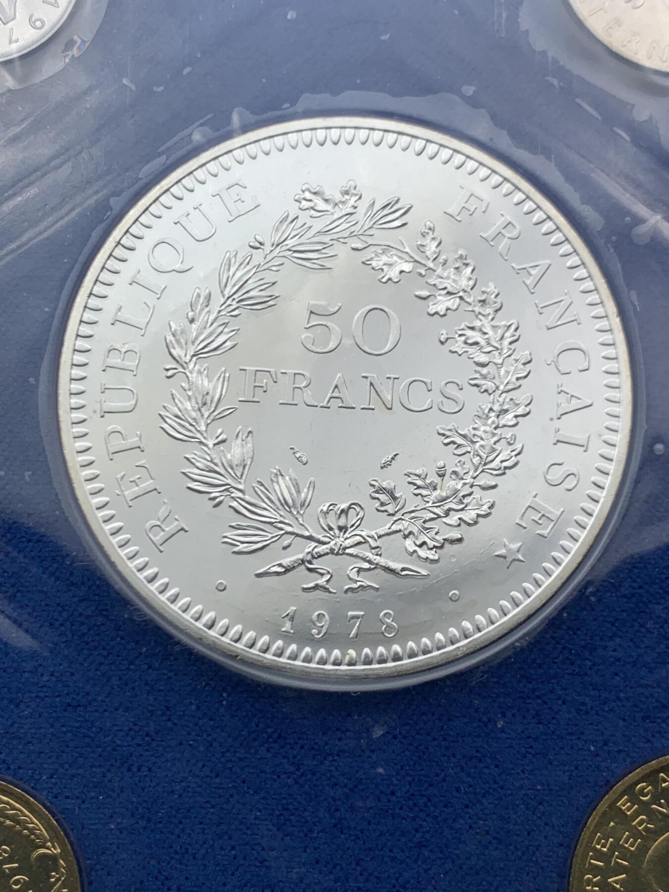 《竞宝斋》第467场 周日，周一 2场连拍 （全场包邮）欢迎送拍 法国造币厂生产 1978年大力神套币一盒 全套带证书