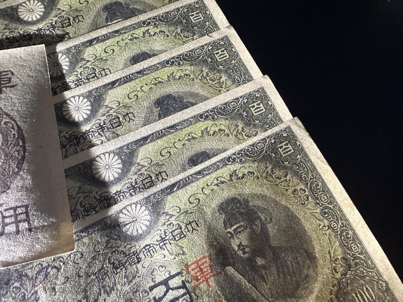 《外钞收藏家》第六百一十四期（精选场）（长期征集拍品、欢迎藏友们联系合作） 日本军用手票百元 15张一起 基本全新 但边角都有瑕疵