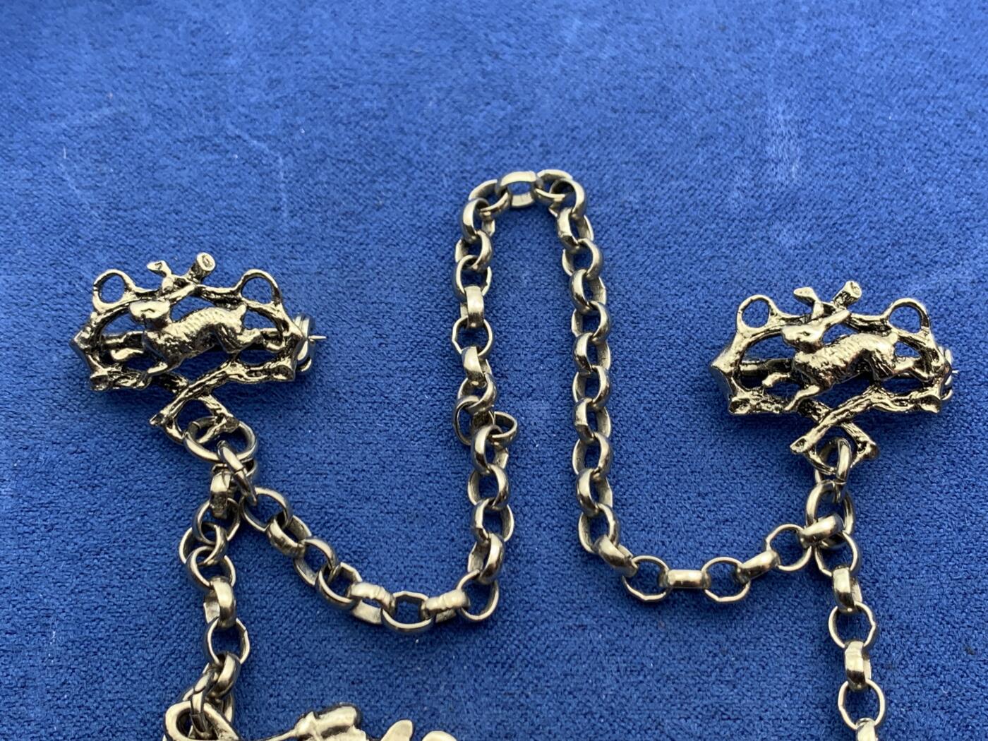 《竞宝斋》第467场 周日，周一 2场连拍 （全场包邮）欢迎送拍 欧洲工艺链饰 含两枚1/2马克银币 其它部分 各种材质都有，有的竟然含金 重29.25克。