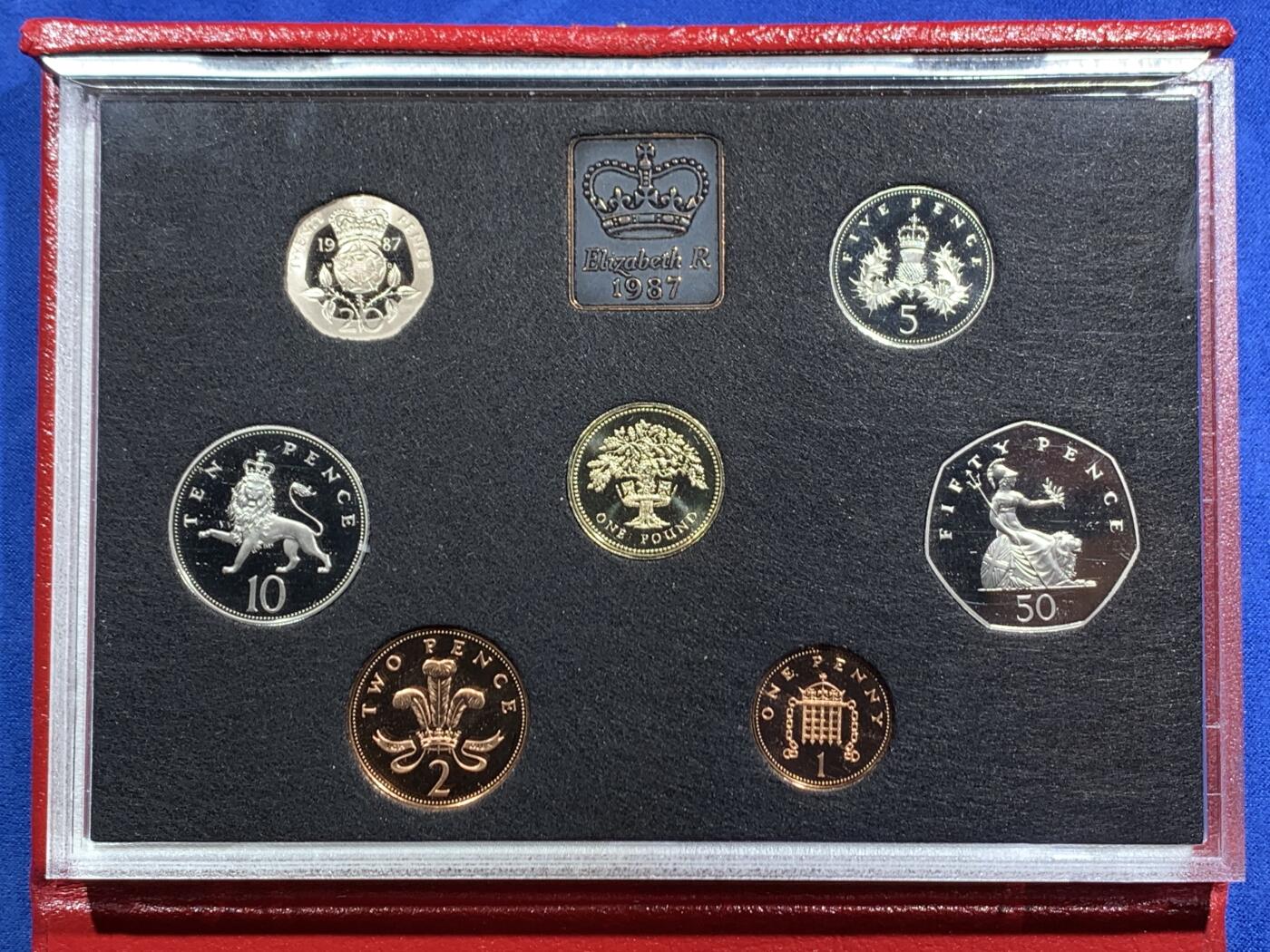 《竞宝斋》第467场 周日，周一 2场连拍 （全场包邮）欢迎送拍 英国1987年精制套币，带1枚1英镑橡树精制币，7枚币，盒证齐全，品相精美，高档盒装