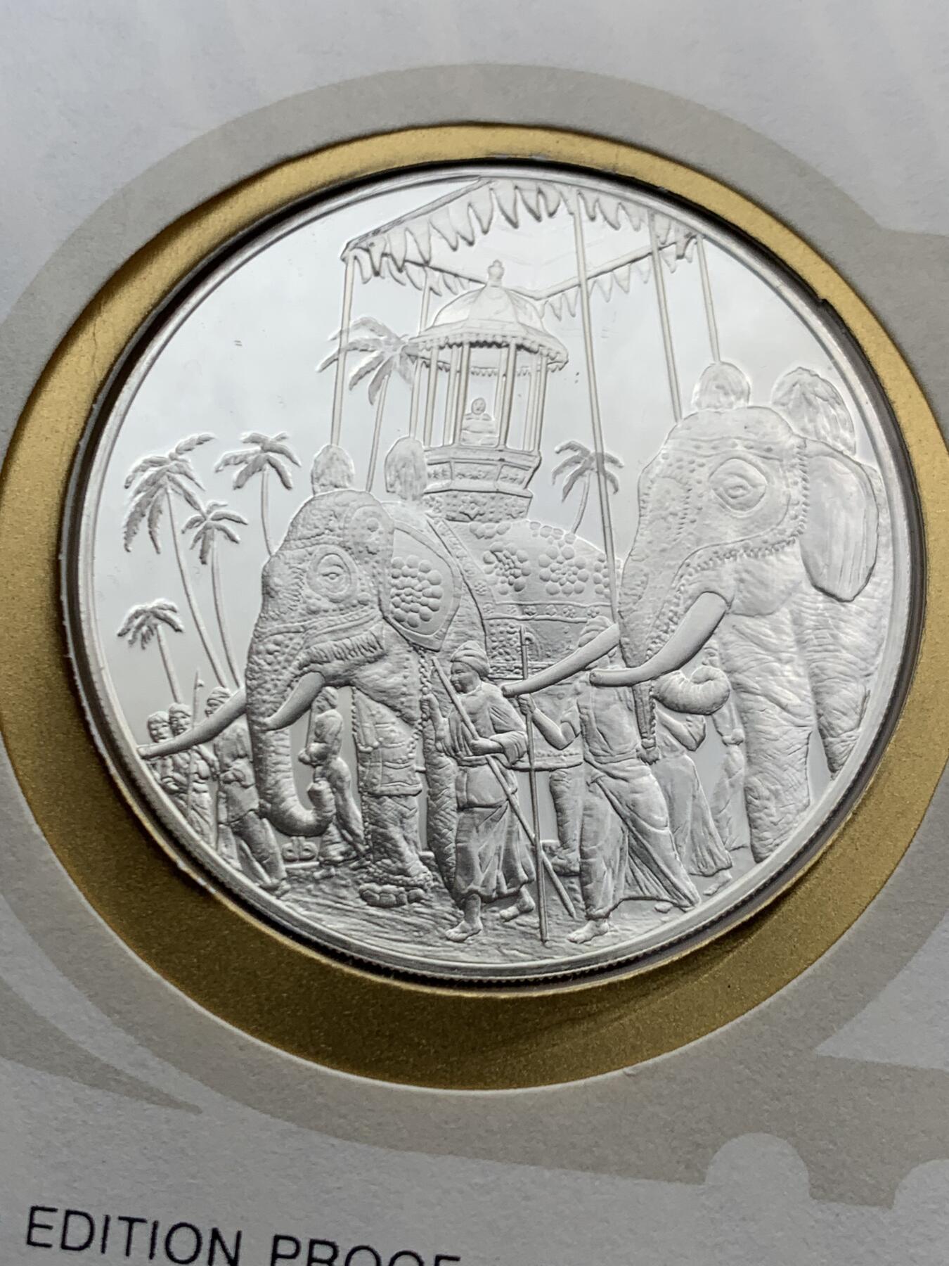 《竞宝斋》第467场 周日，周一 2场连拍 （全场包邮）欢迎送拍 1977年国际邮政局长协会发行纪念章，首日封为斯里兰卡宝石大象，由艺术家唐纳德·博尔哈设计，富兰克林造币厂铸造，重20.5克，标准925银