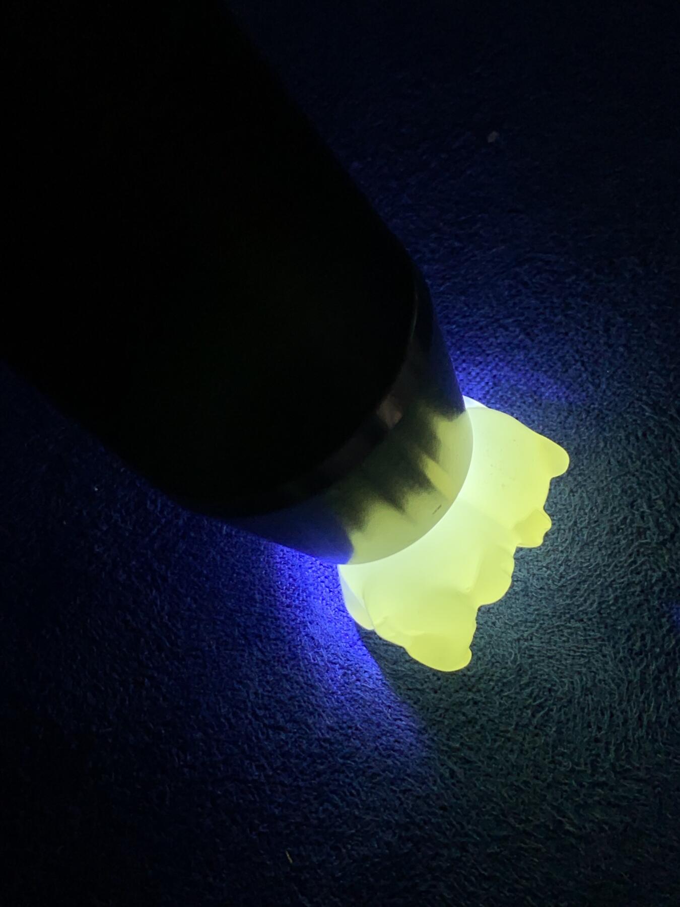 《竞宝斋》第467场 周日，周一 2场连拍 （全场包邮）欢迎送拍 两枚一组 四季平安玉雕瓶，10克，迷你老虎玉雕小玩意，4.55克，均带证书