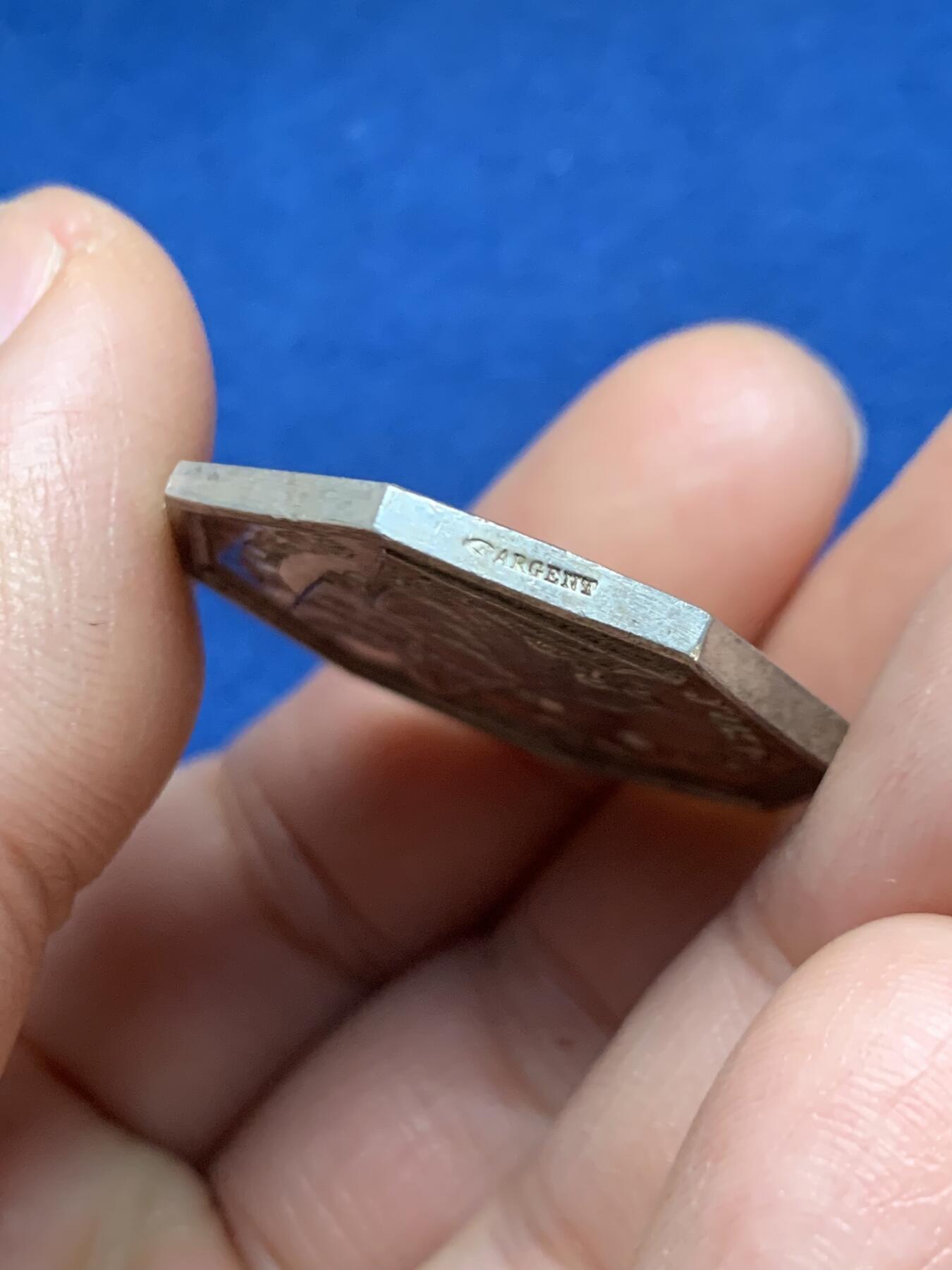 《竞宝斋》第467场 周日，周一 2场连拍 （全场包邮）欢迎送拍 法国卢瓦尔公证人八角银质代币 12.85克 30.5mm 手指银标 