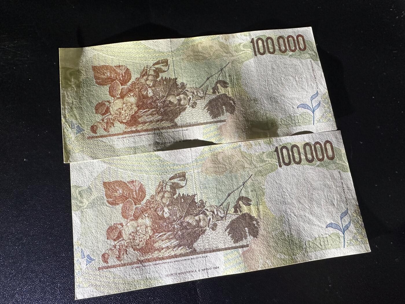 《外钞收藏家》第六百一十四期（精选场）（长期征集拍品、欢迎藏友们联系合作） 1994年意大利10万里拉 2张一起 AU品相