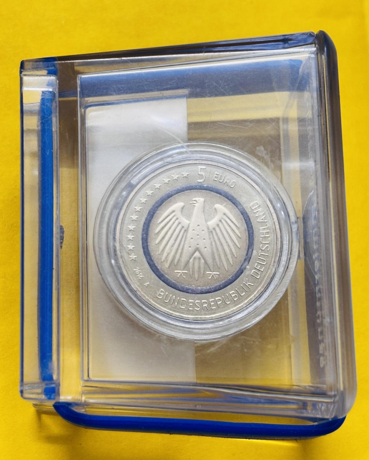 文馨钱币收藏第 295 场，（元宵场）各种银币散币纪念章，长期接代拍业务 德国2016年5欧元镶嵌高分子聚合物白铜精制纪念币，非常少见 附带参考价，带盒子收藏